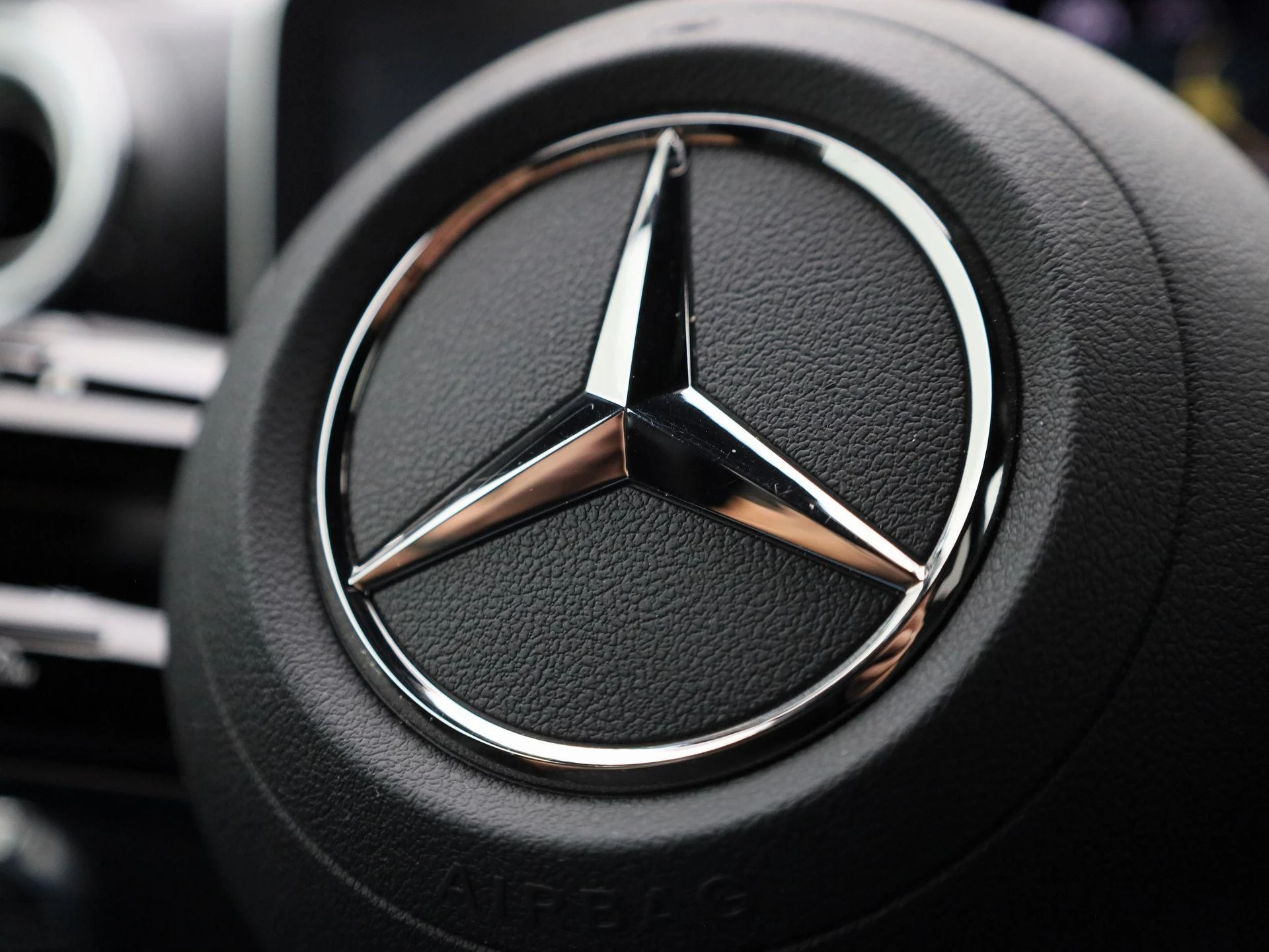 Mercedes-Benz-GLC-image-35