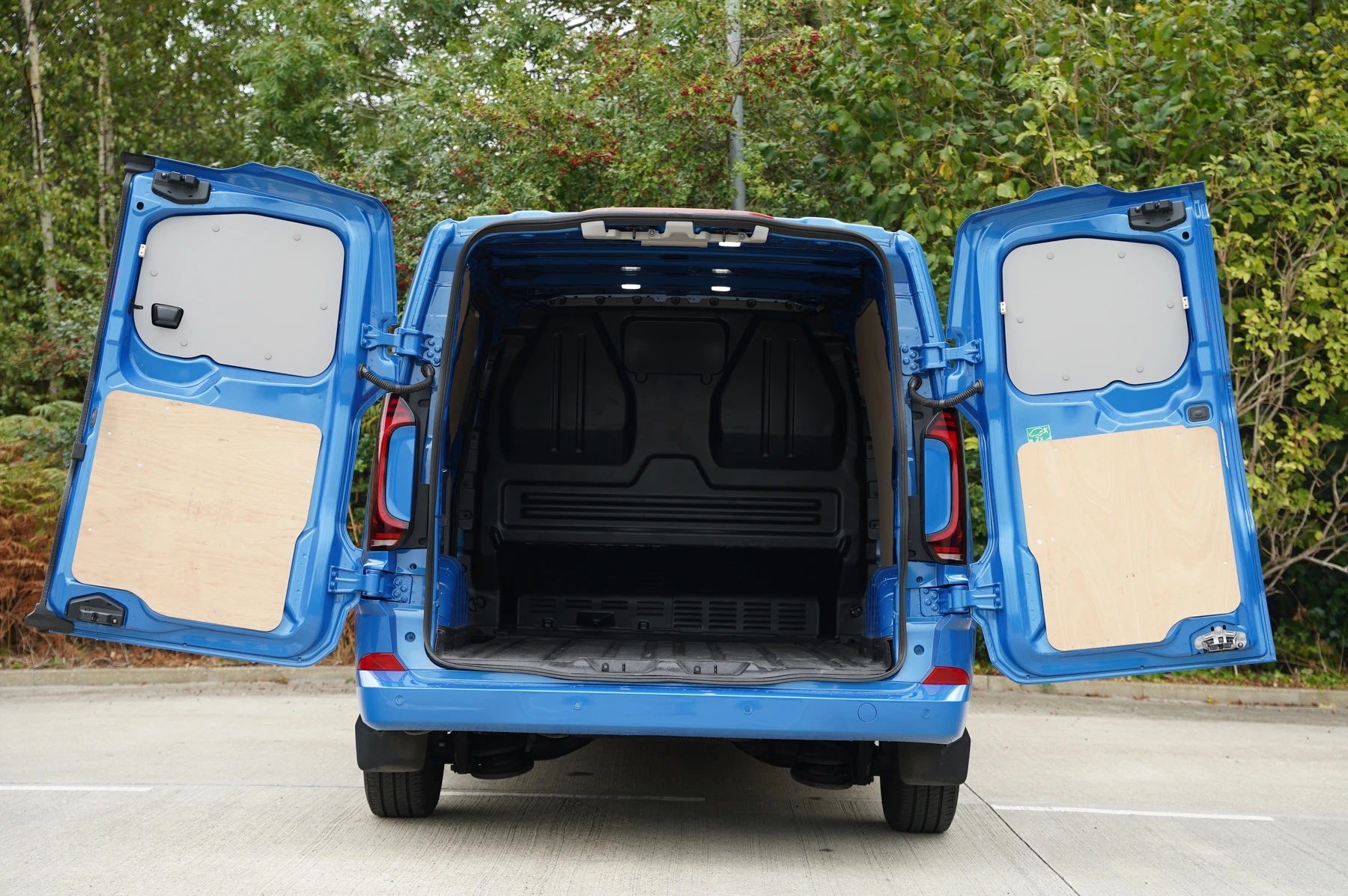 Volkswagen-Transporter-image-11