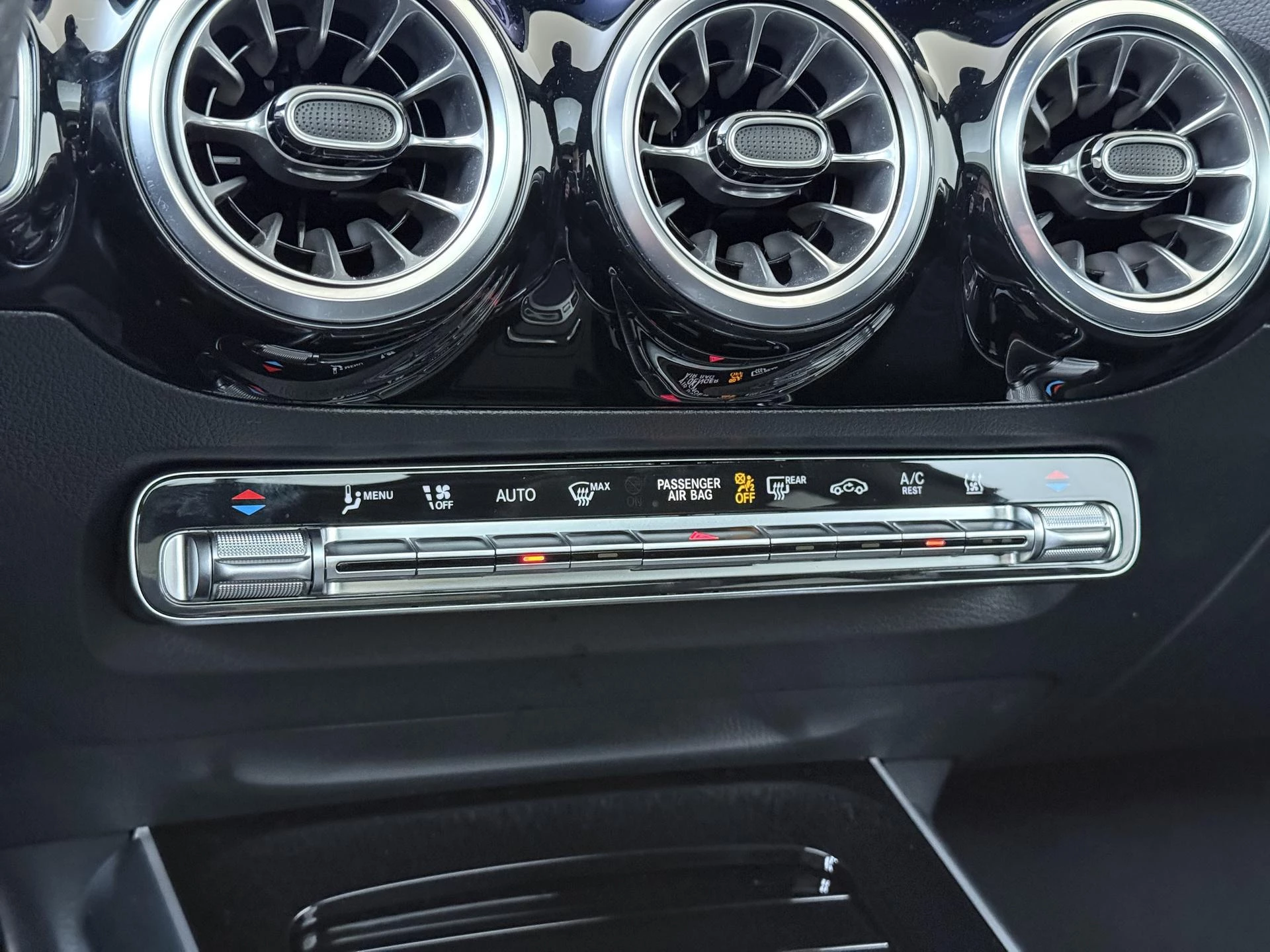 Mercedes-Benz-GLA-image-22