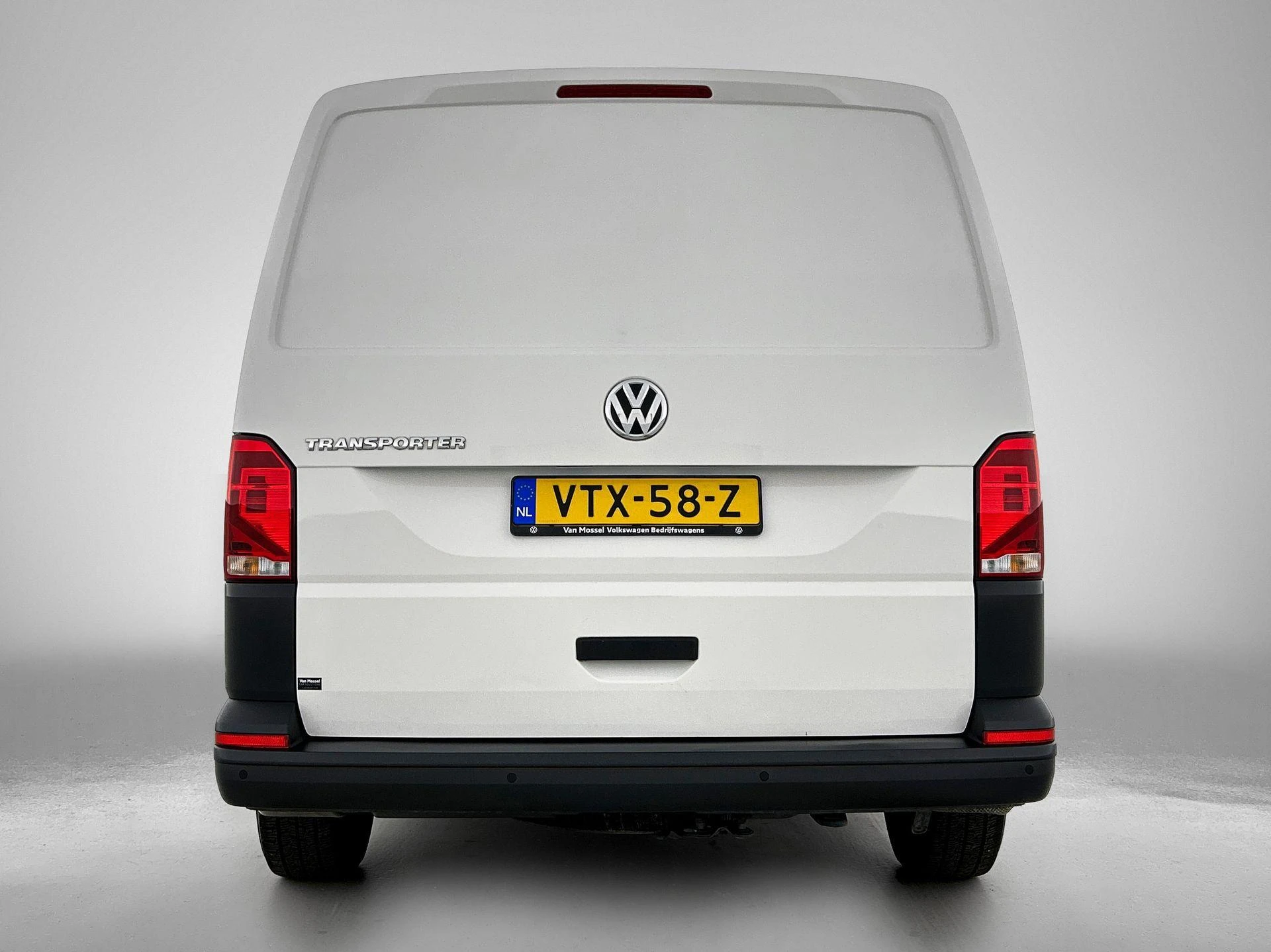 Volkswagen-Transporter-image-2