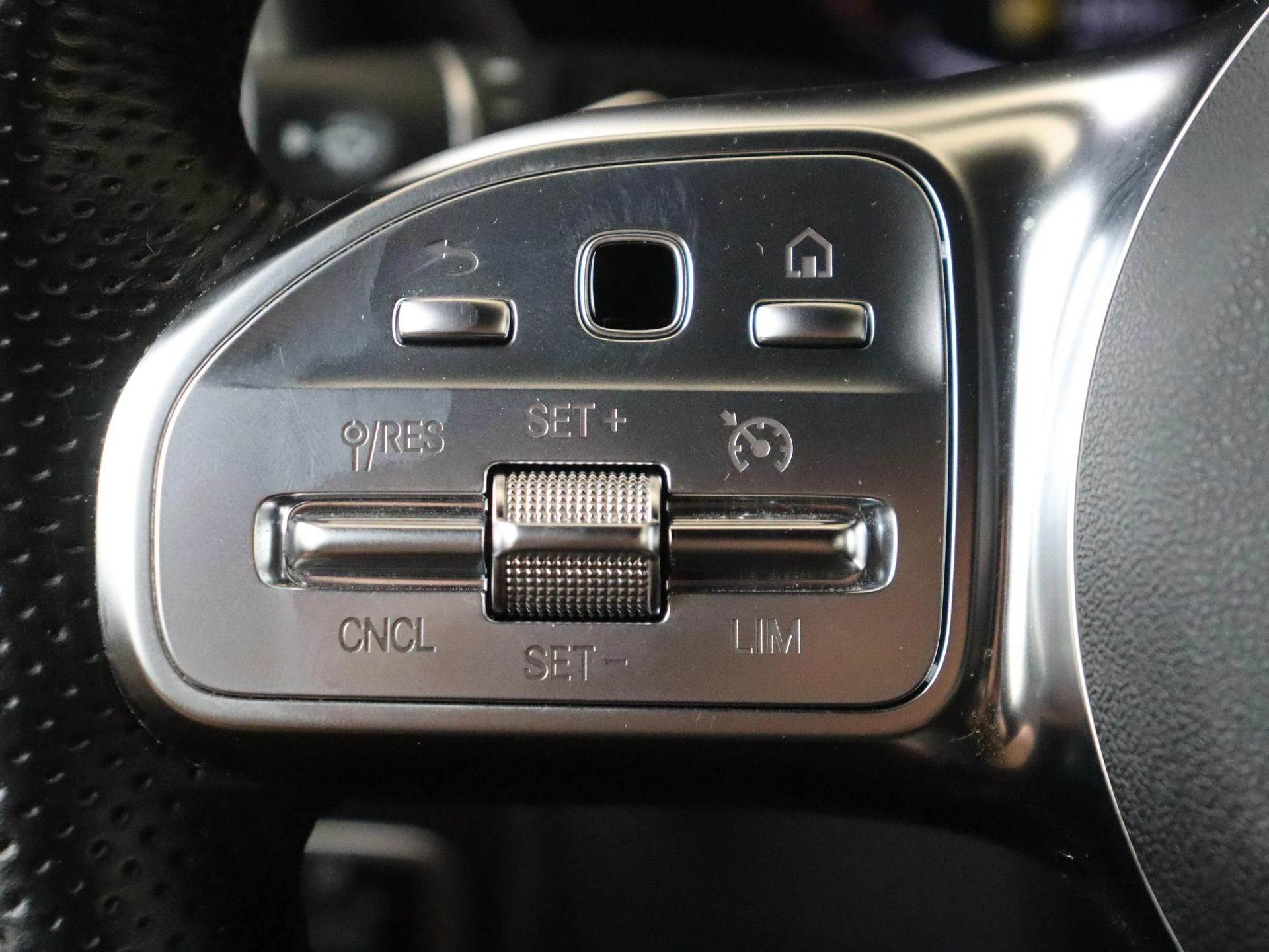 Mercedes-Benz-GLC-image-12