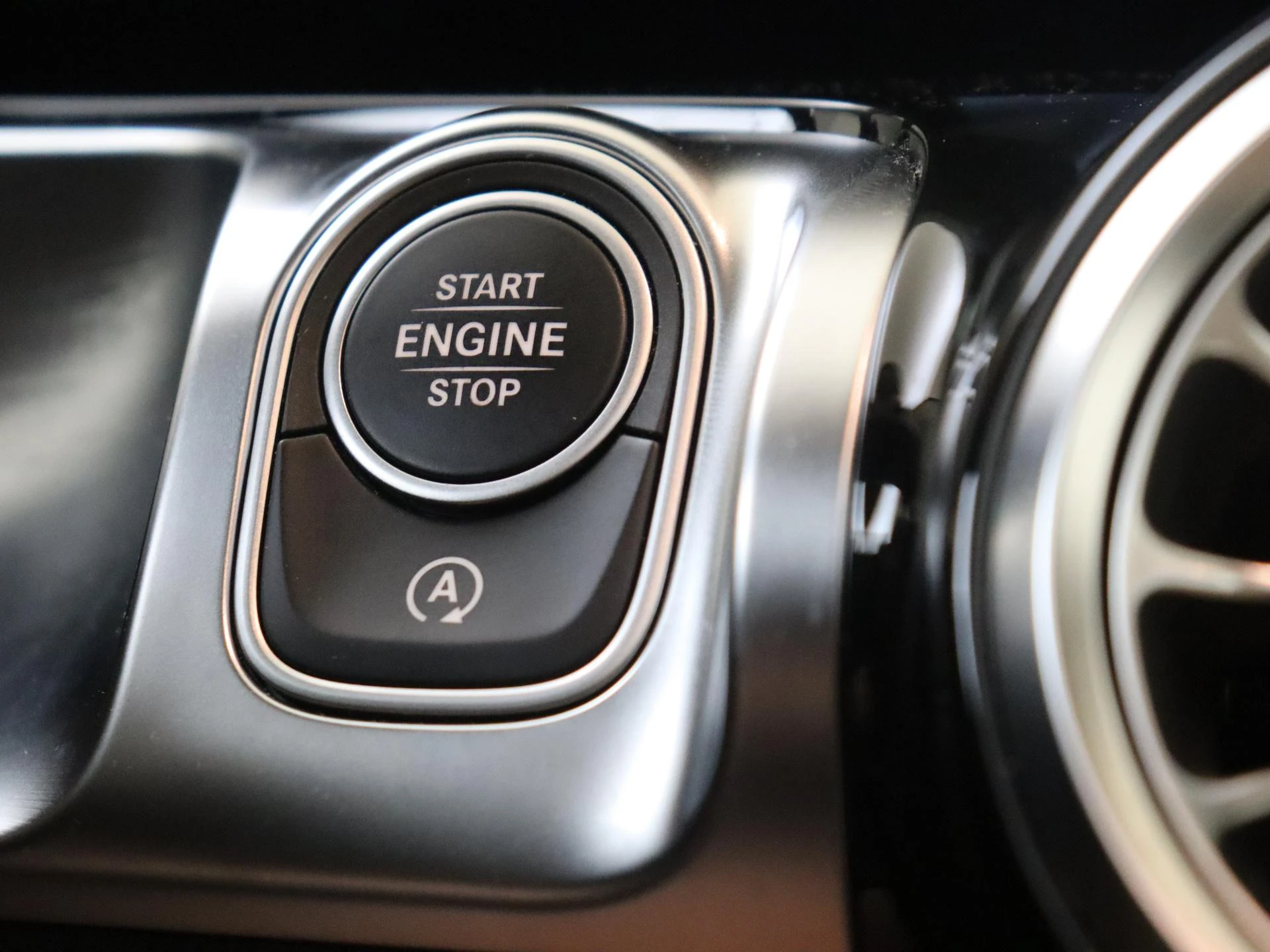 Mercedes-Benz-GLB-image-21