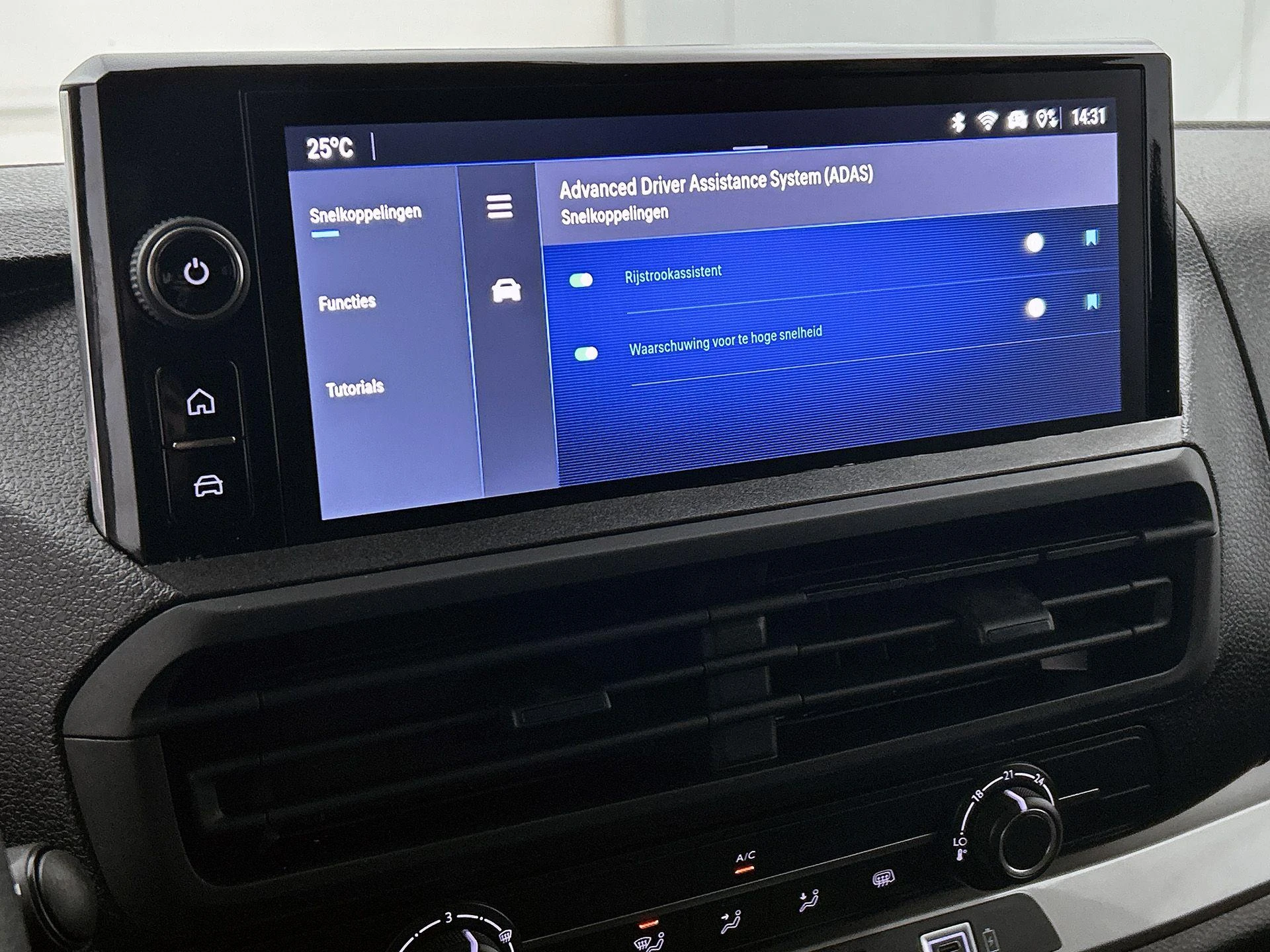 Opel-Vivaro-image-10