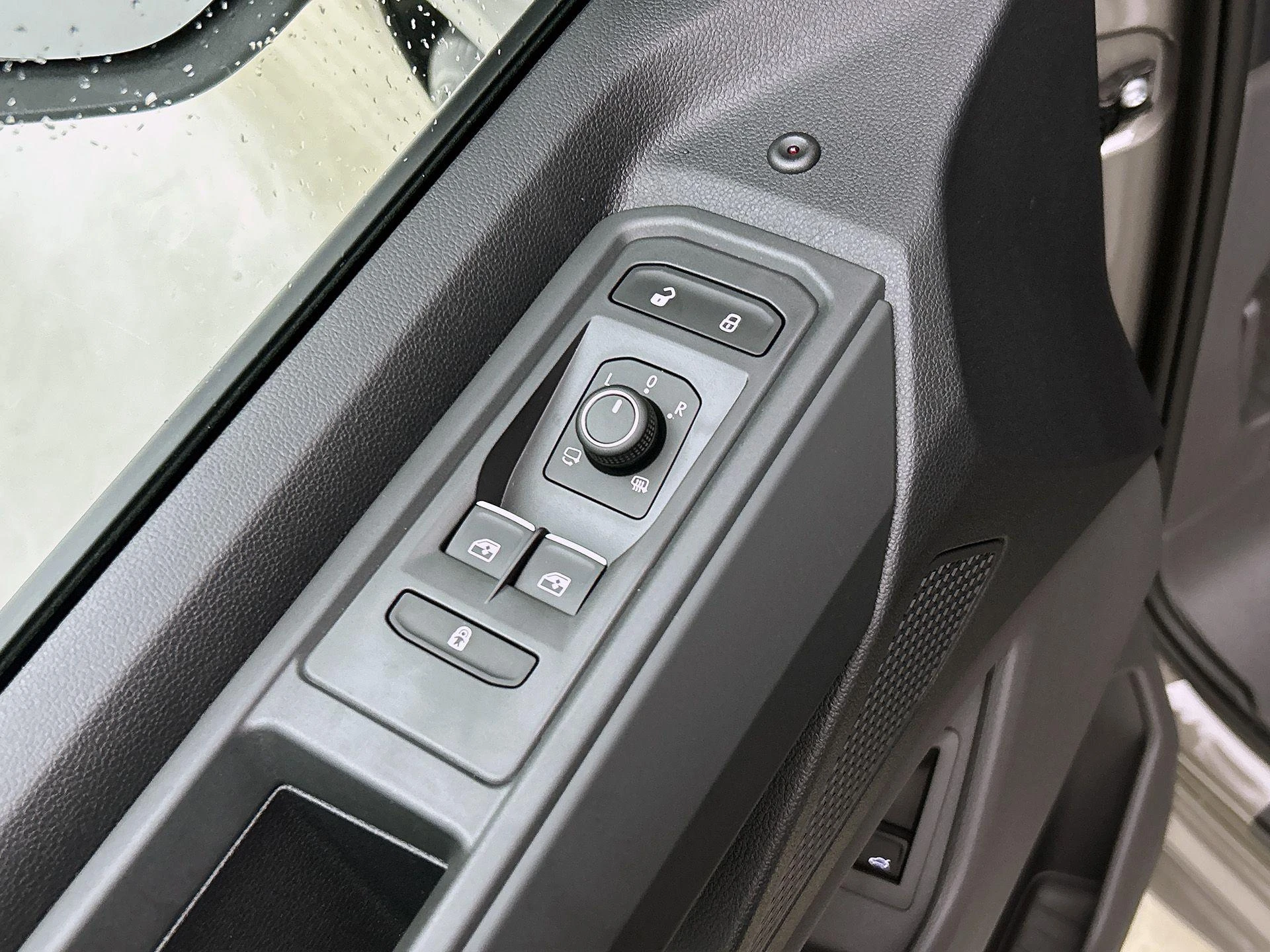 Volkswagen-Multivan-image-31