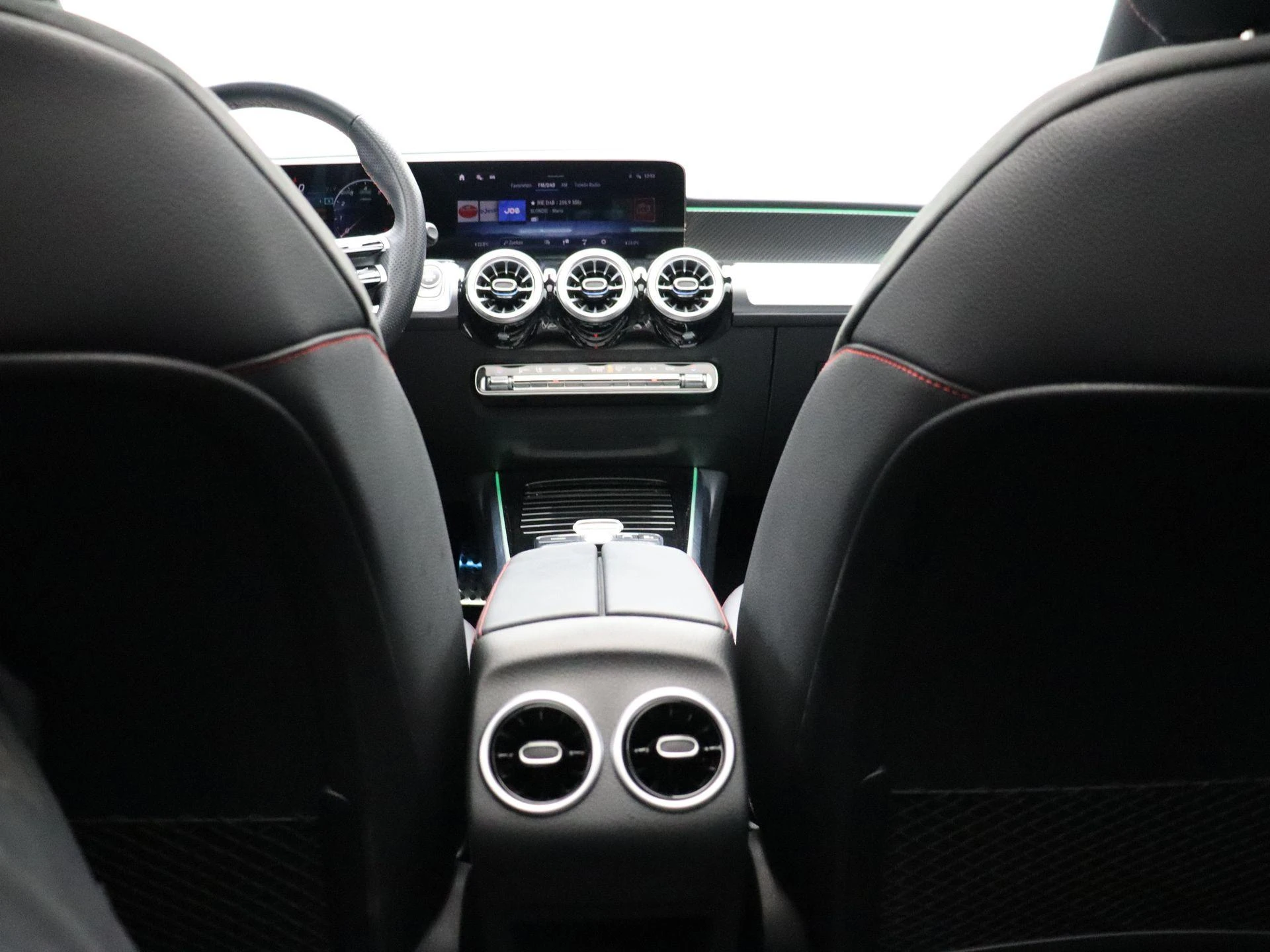 Mercedes-Benz-GLB-image-23