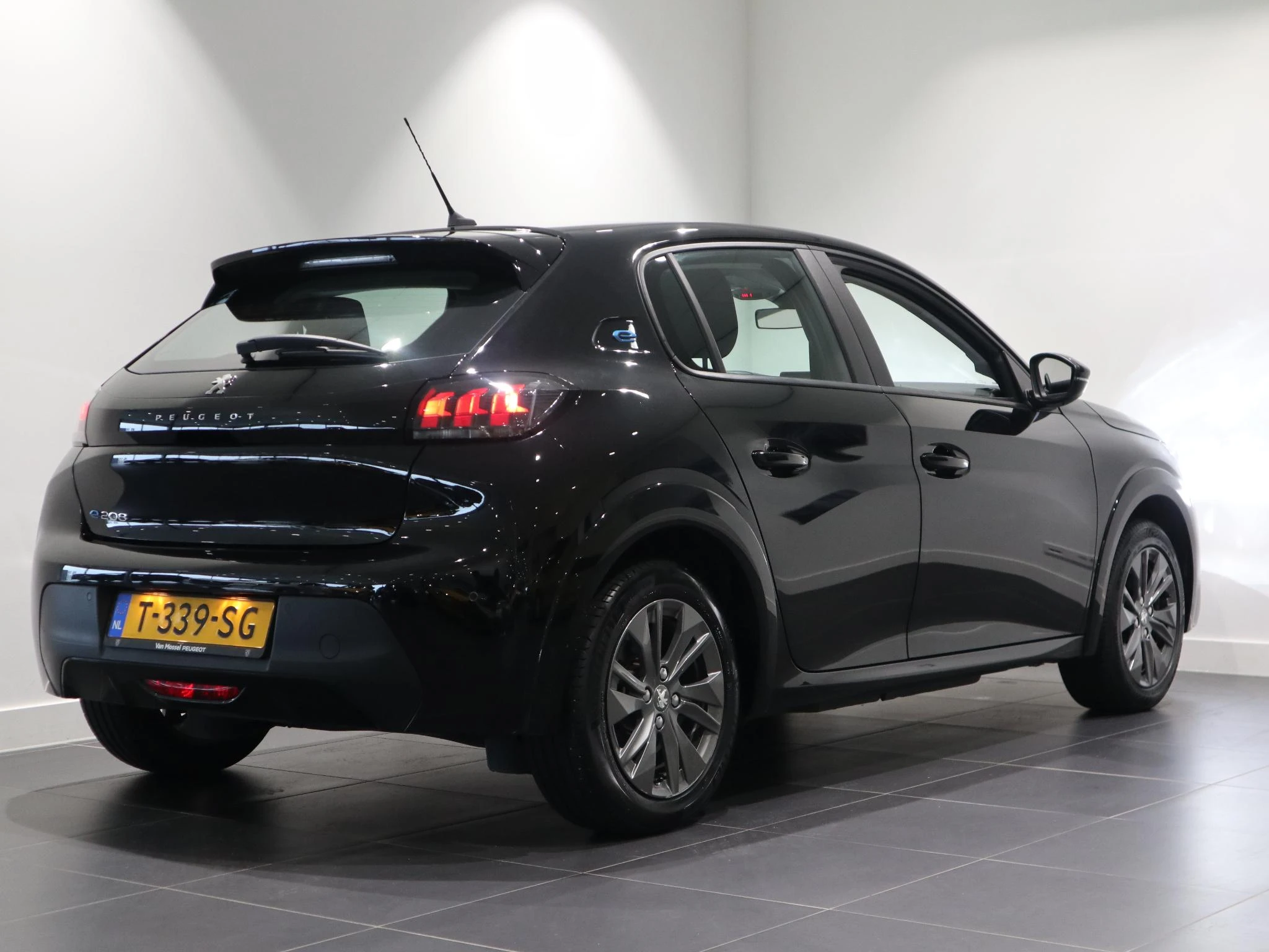 Peugeot-e-208-image-3