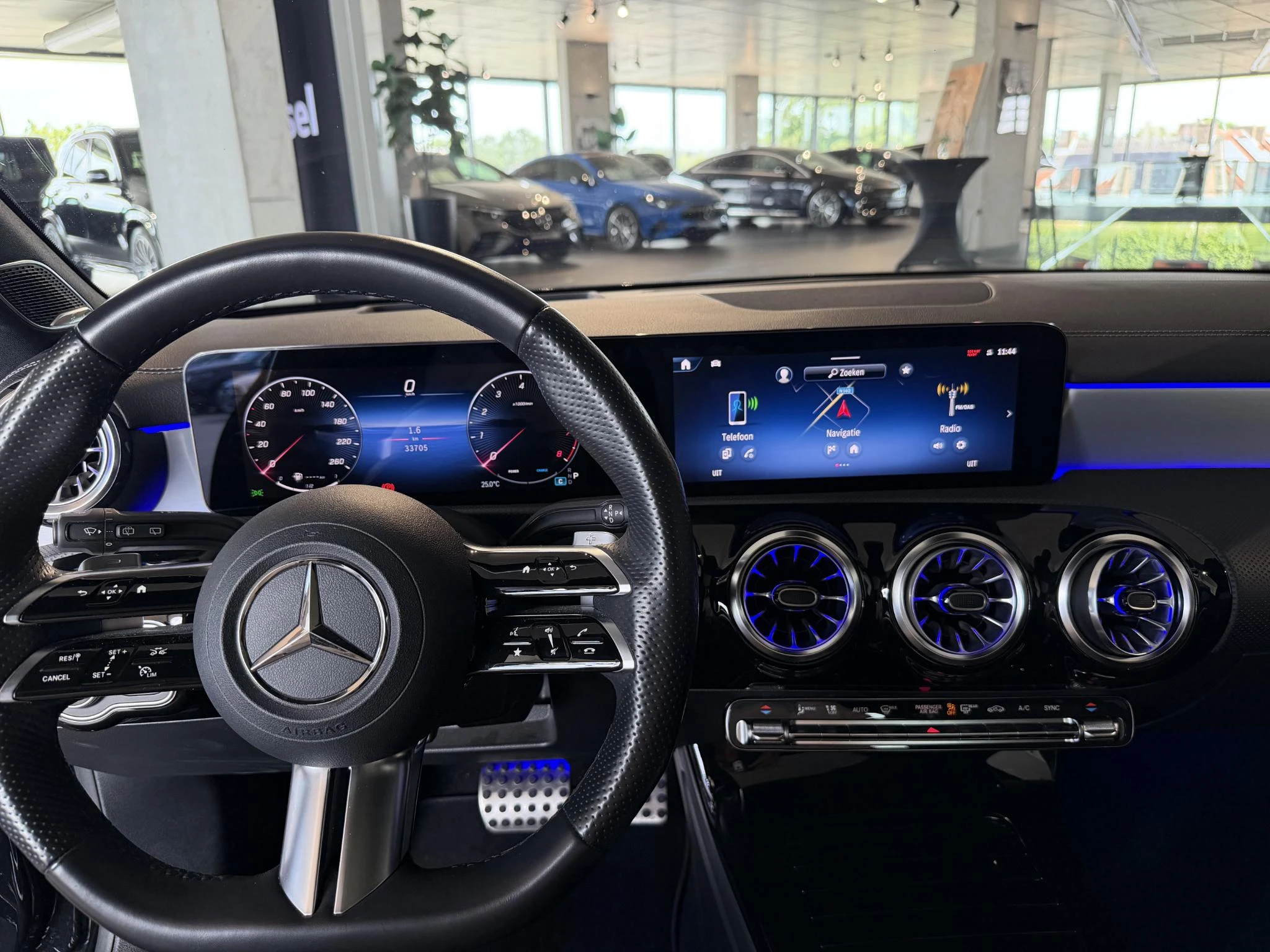 Mercedes-Benz-CLA-image-8