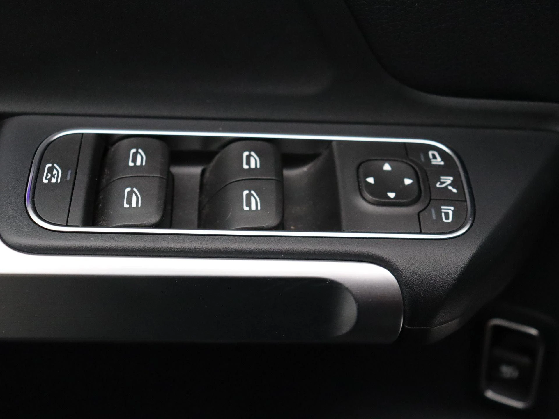 Mercedes-Benz-EQB-image-9