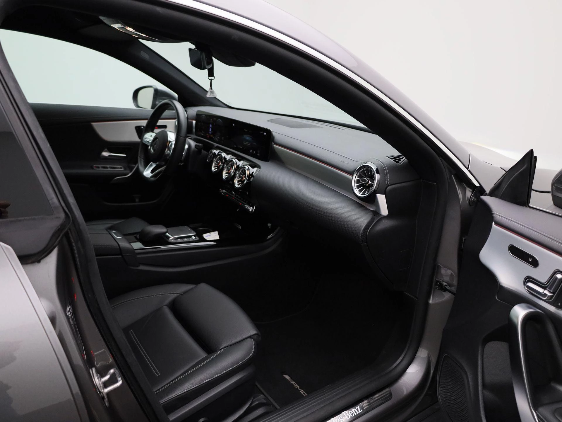 Mercedes-Benz-CLA-image-25