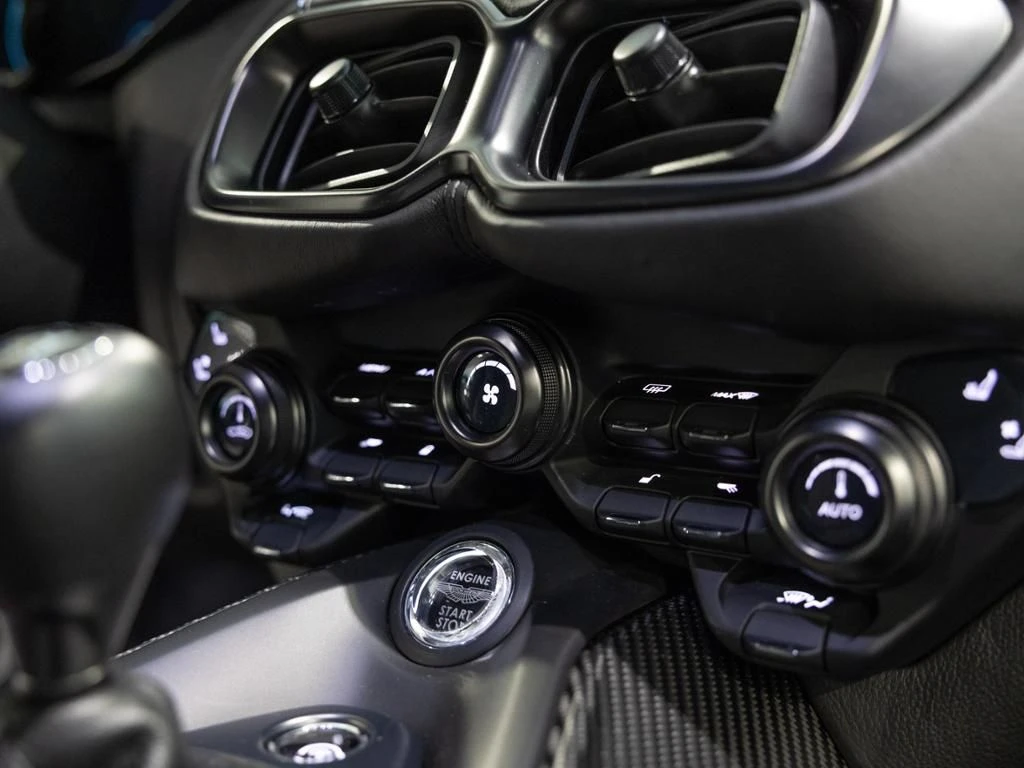 Aston Martin-V8 Vantage-image-29