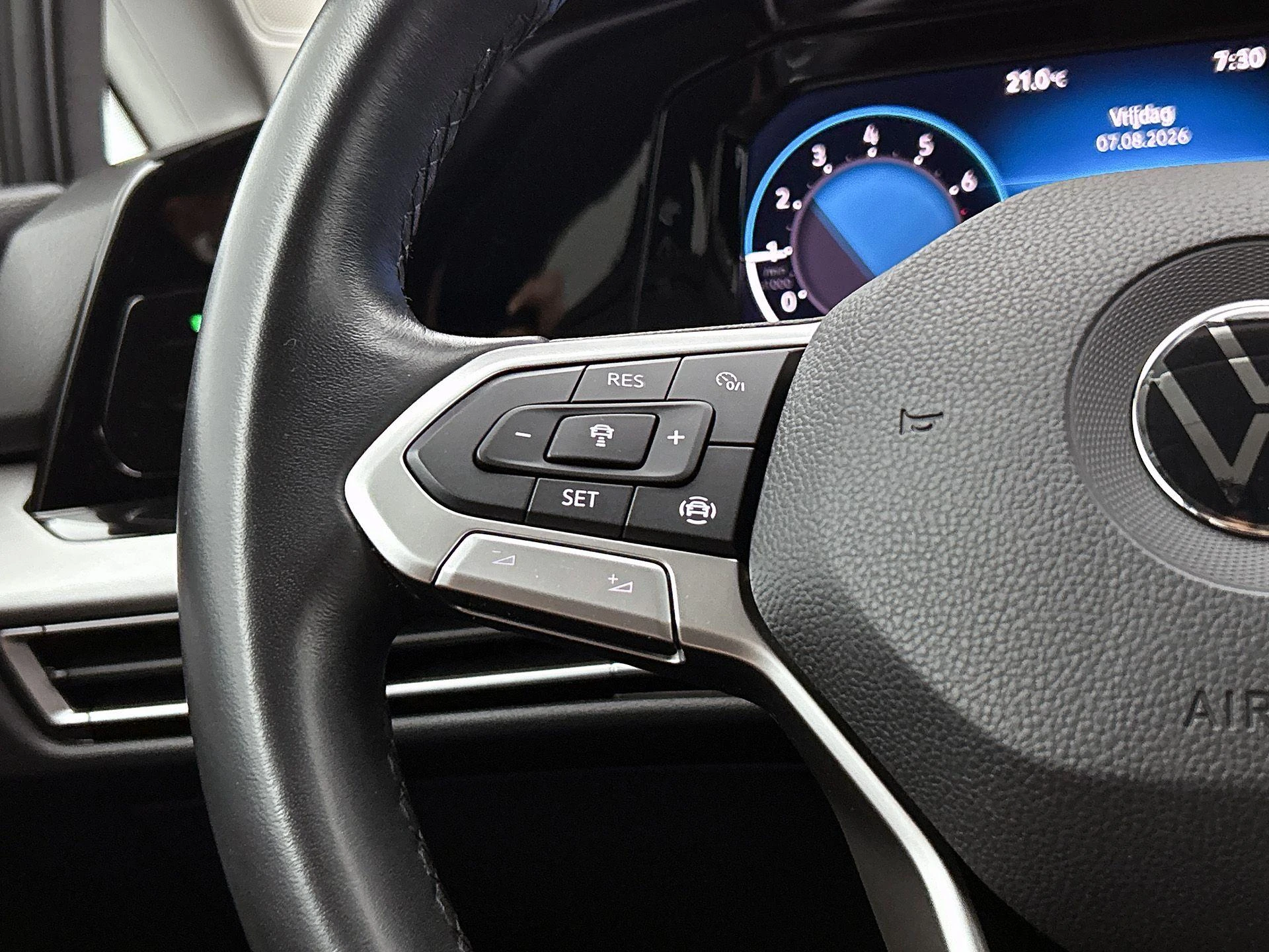 Volkswagen-Golf-image-5
