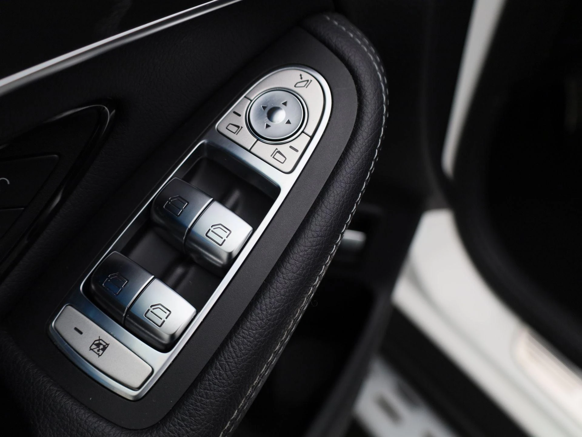 Mercedes-Benz-GLC-image-34