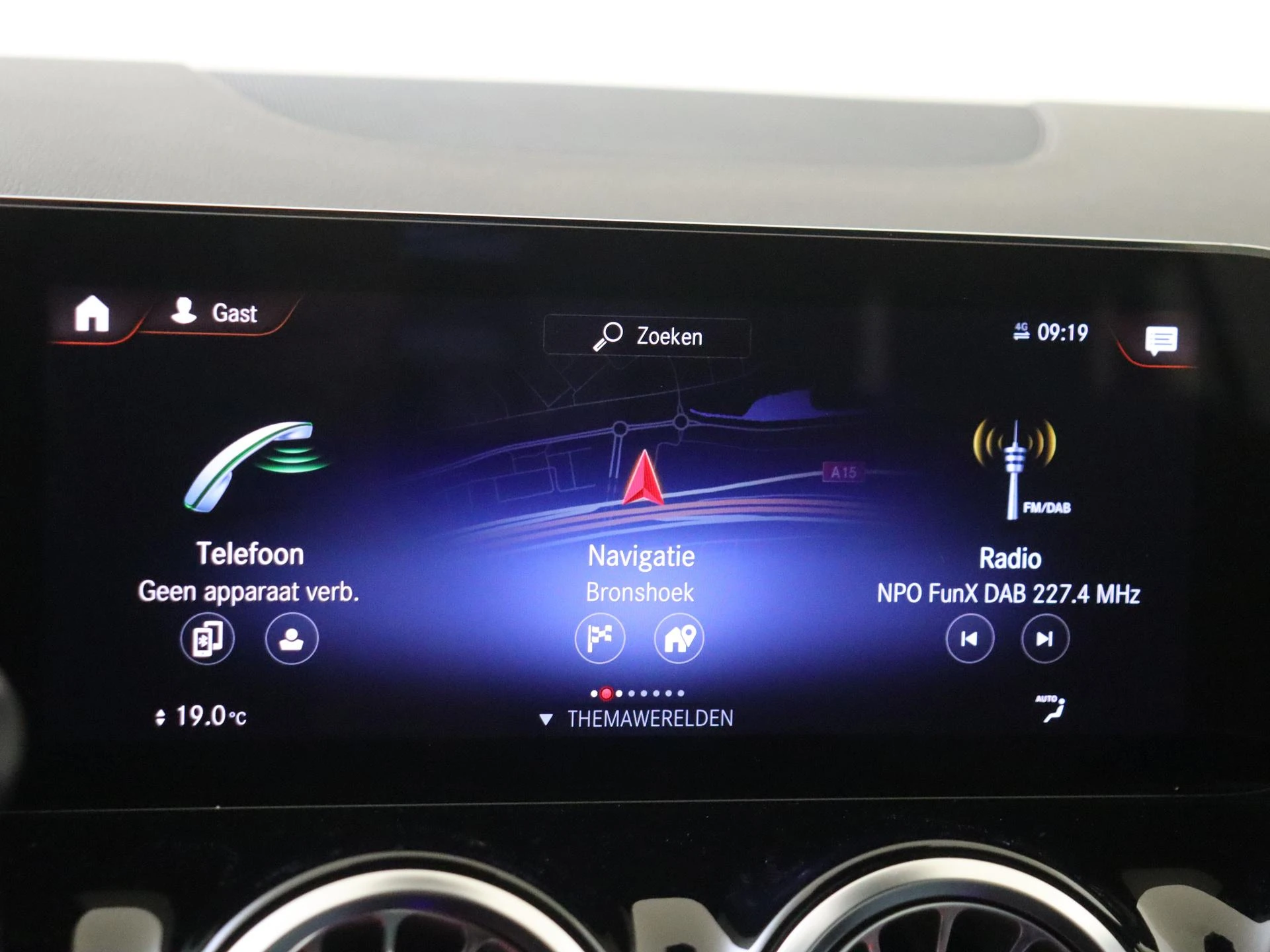 Mercedes-Benz-GLA-image-16