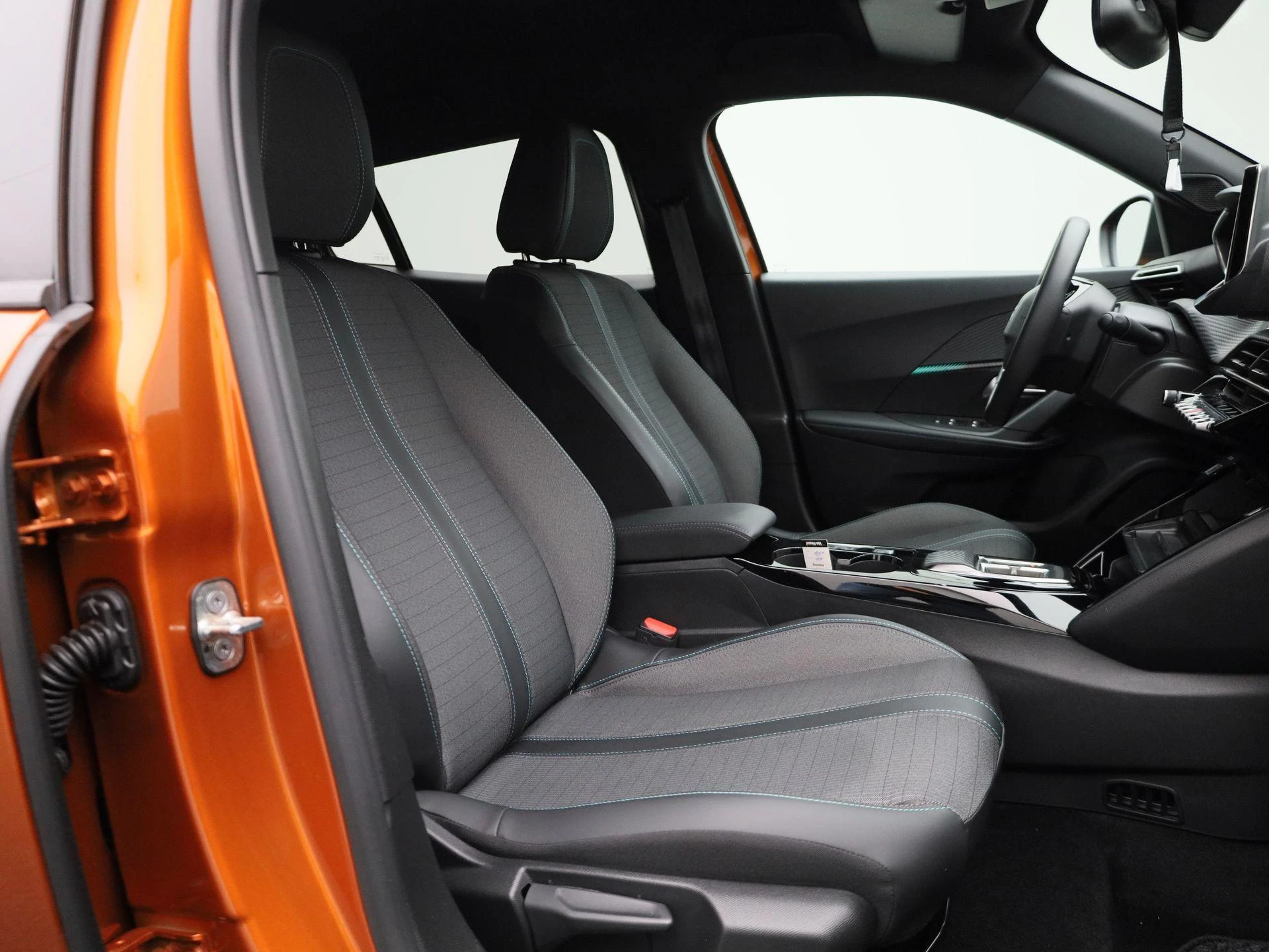 Peugeot e-2008 - 32