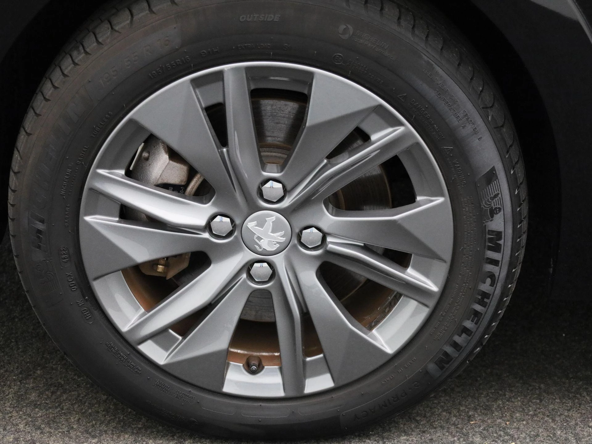 Peugeot-e-208-image-15