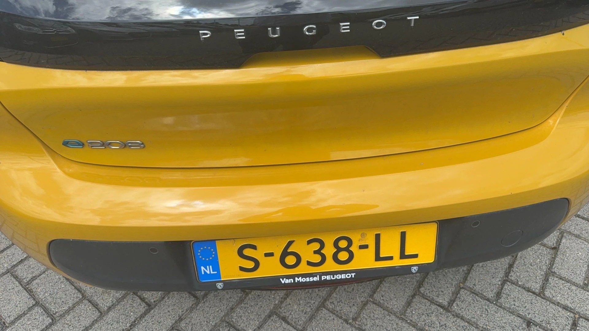 Peugeot-e-208-image-30