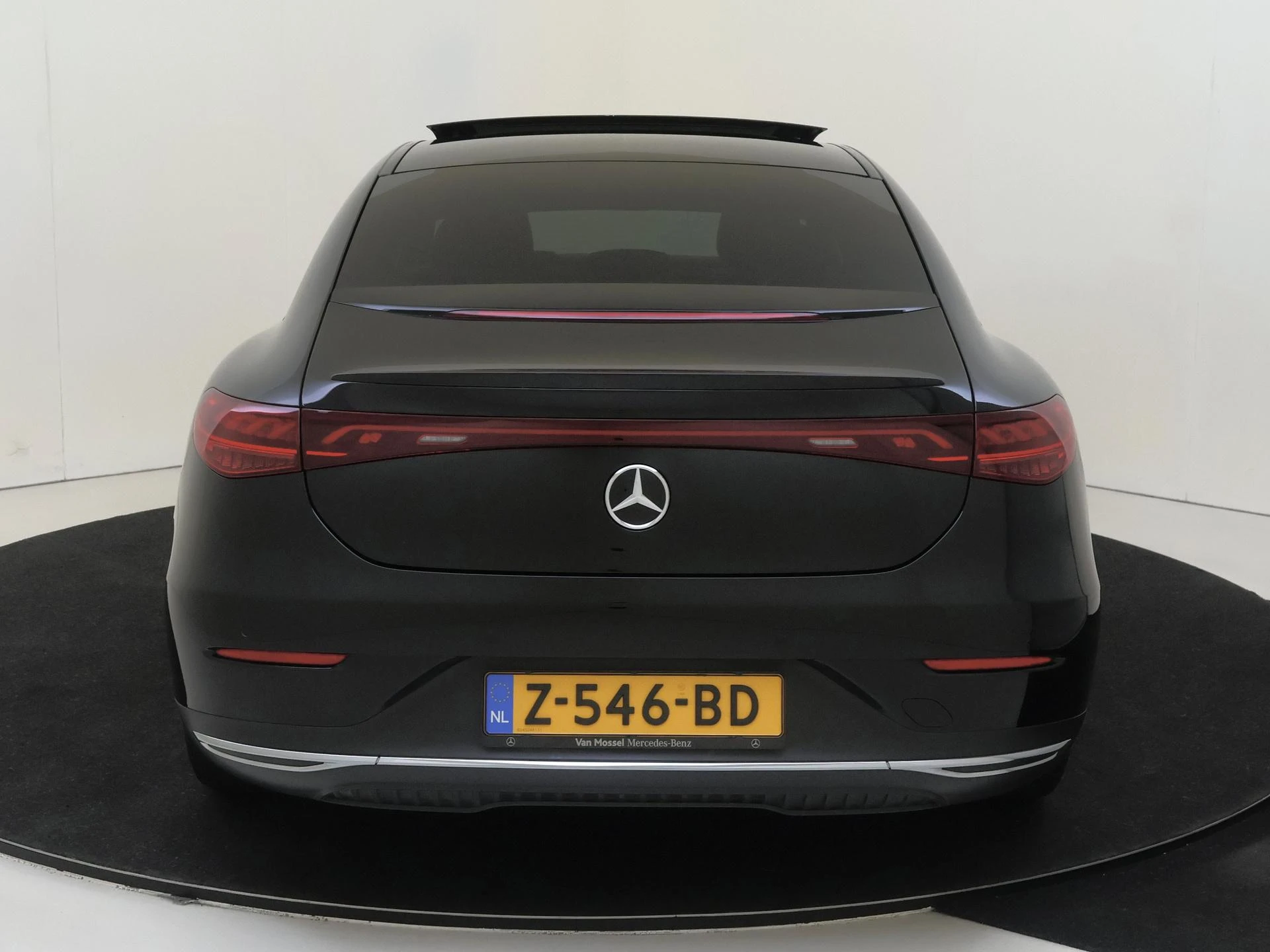Mercedes-Benz-EQE-image-6
