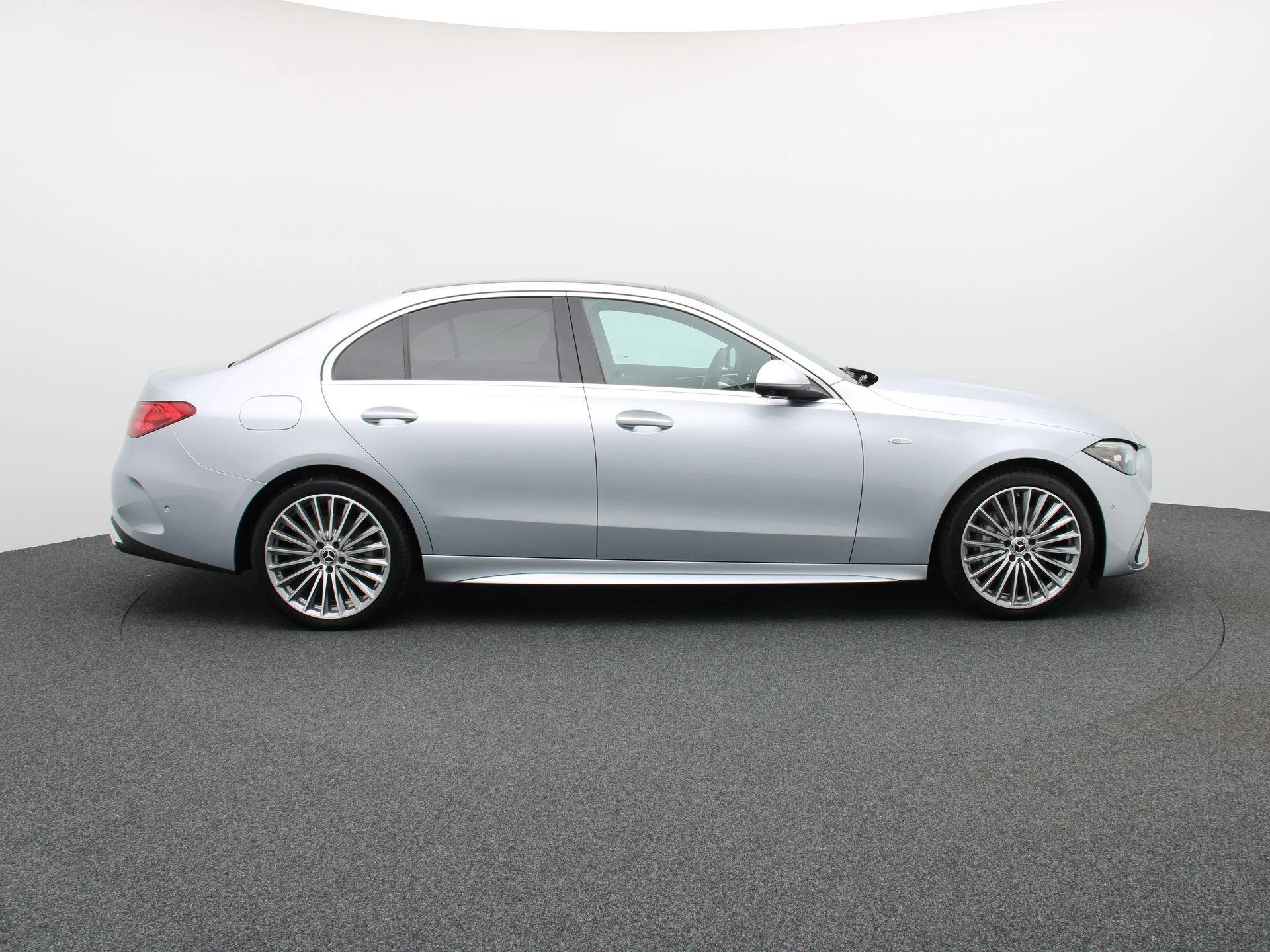 Mercedes-Benz C-Klasse 300 e AMG Line Sedan + PANORAMISCH DAK + SURROUND VIEW CAMERA +