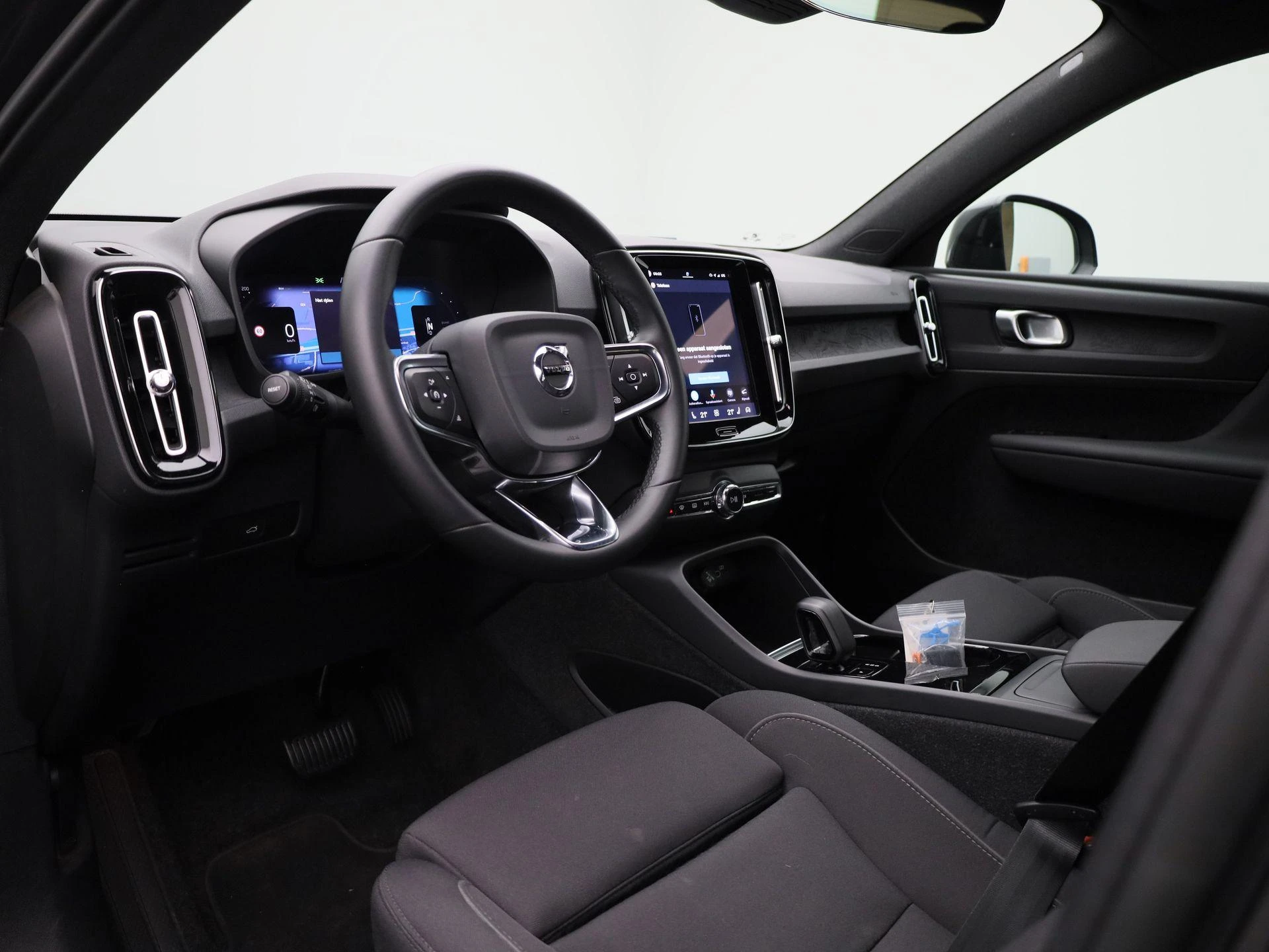 Volvo-EX40-image-31