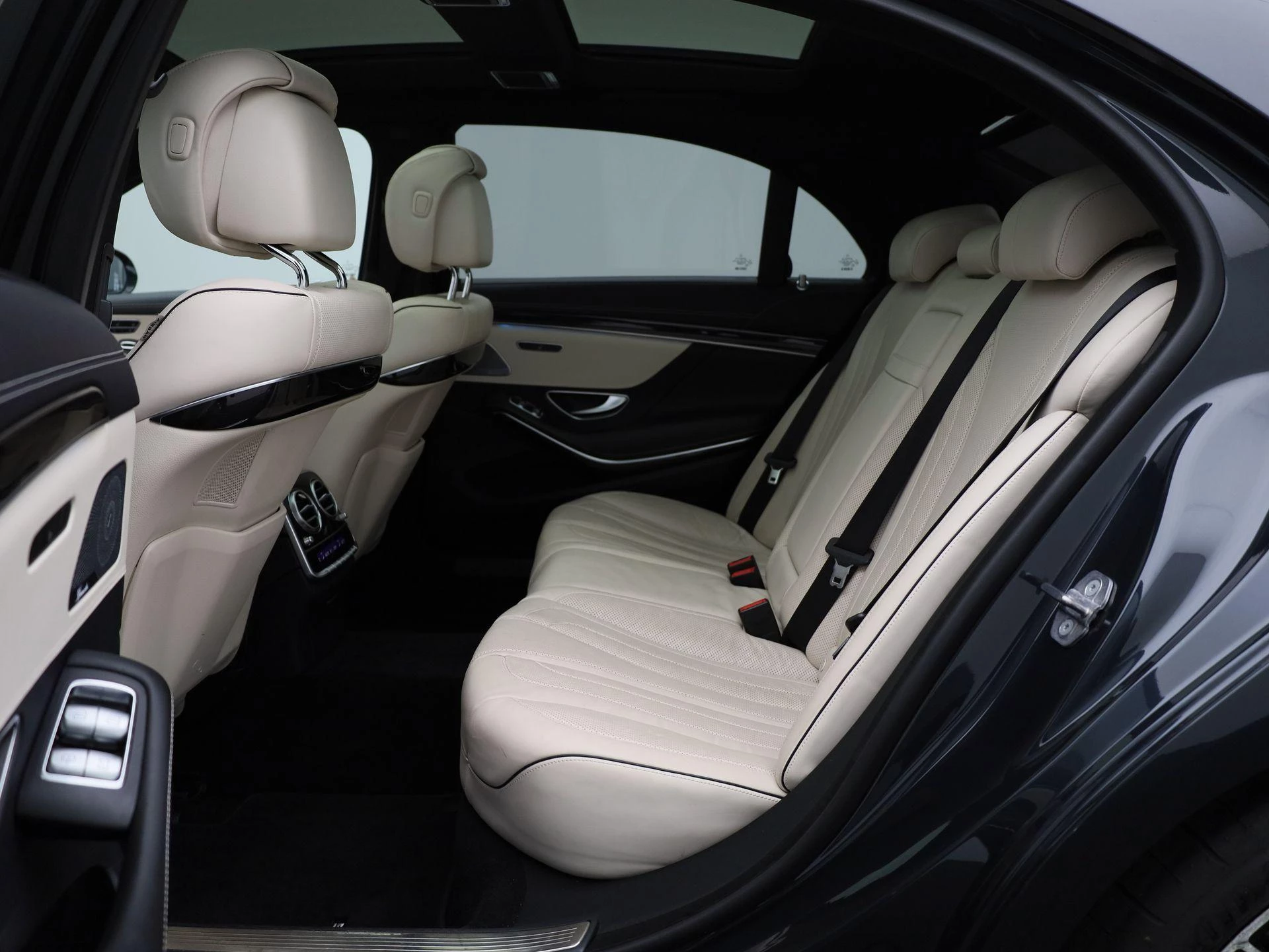 Mercedes-Benz-S-Klasse-image-11