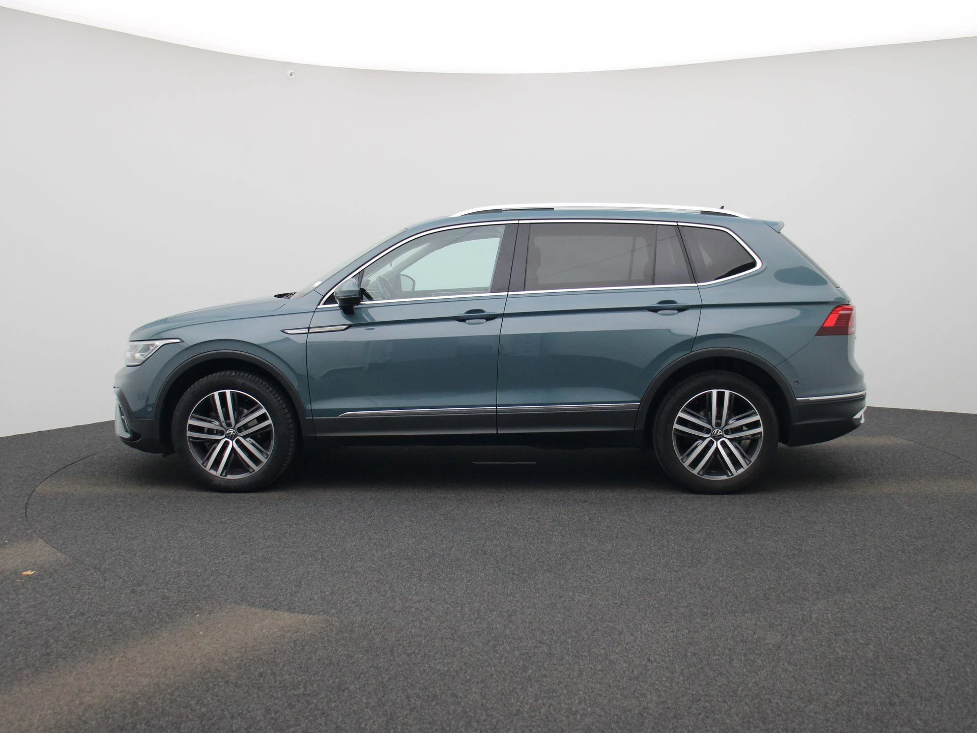 Volkswagen-Tiguan Allspace-image-5