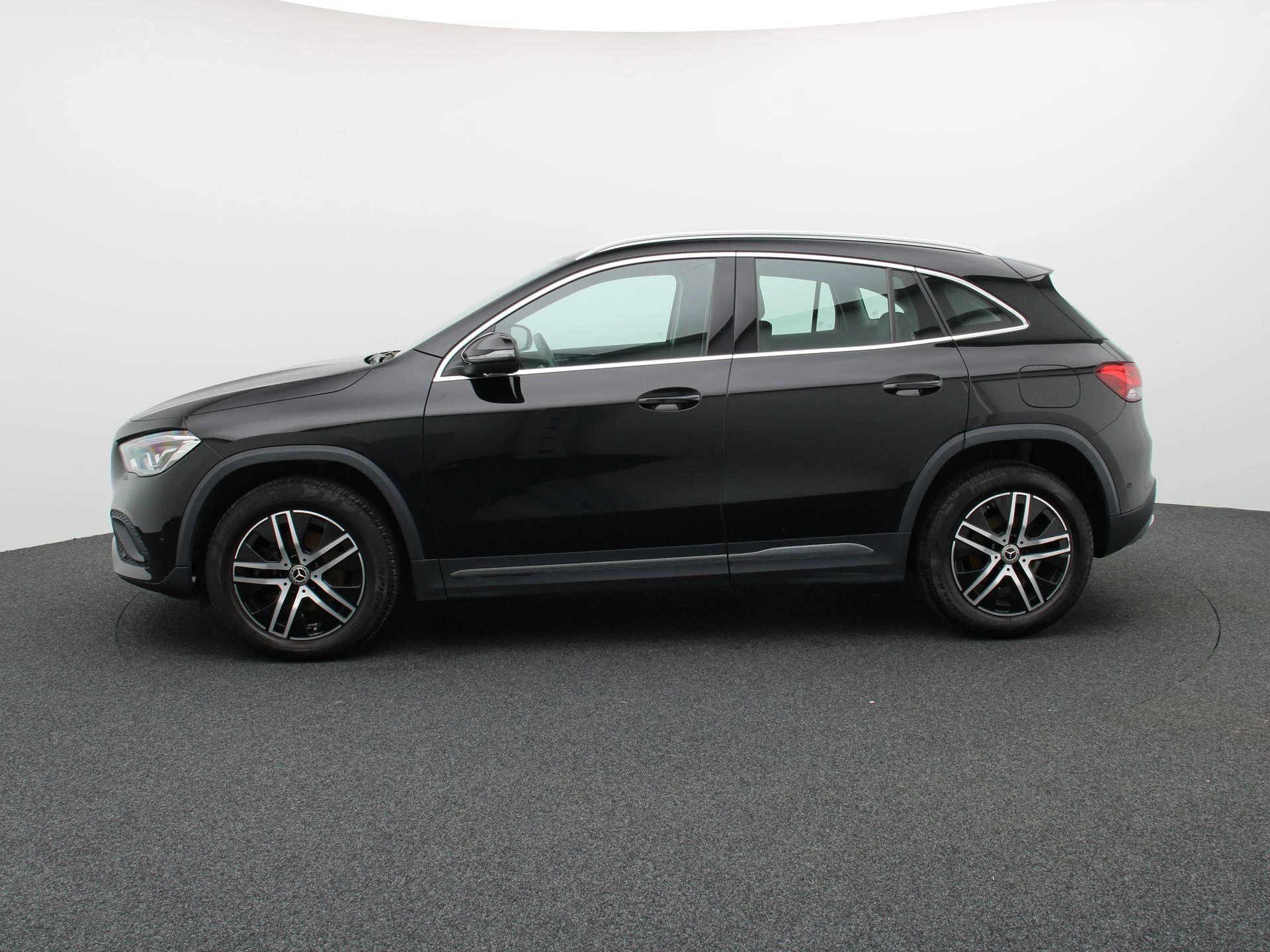 Mercedes-Benz GLA 200 d Business Solution + CARPLAY + SENSOREN + CAMERA + LED +