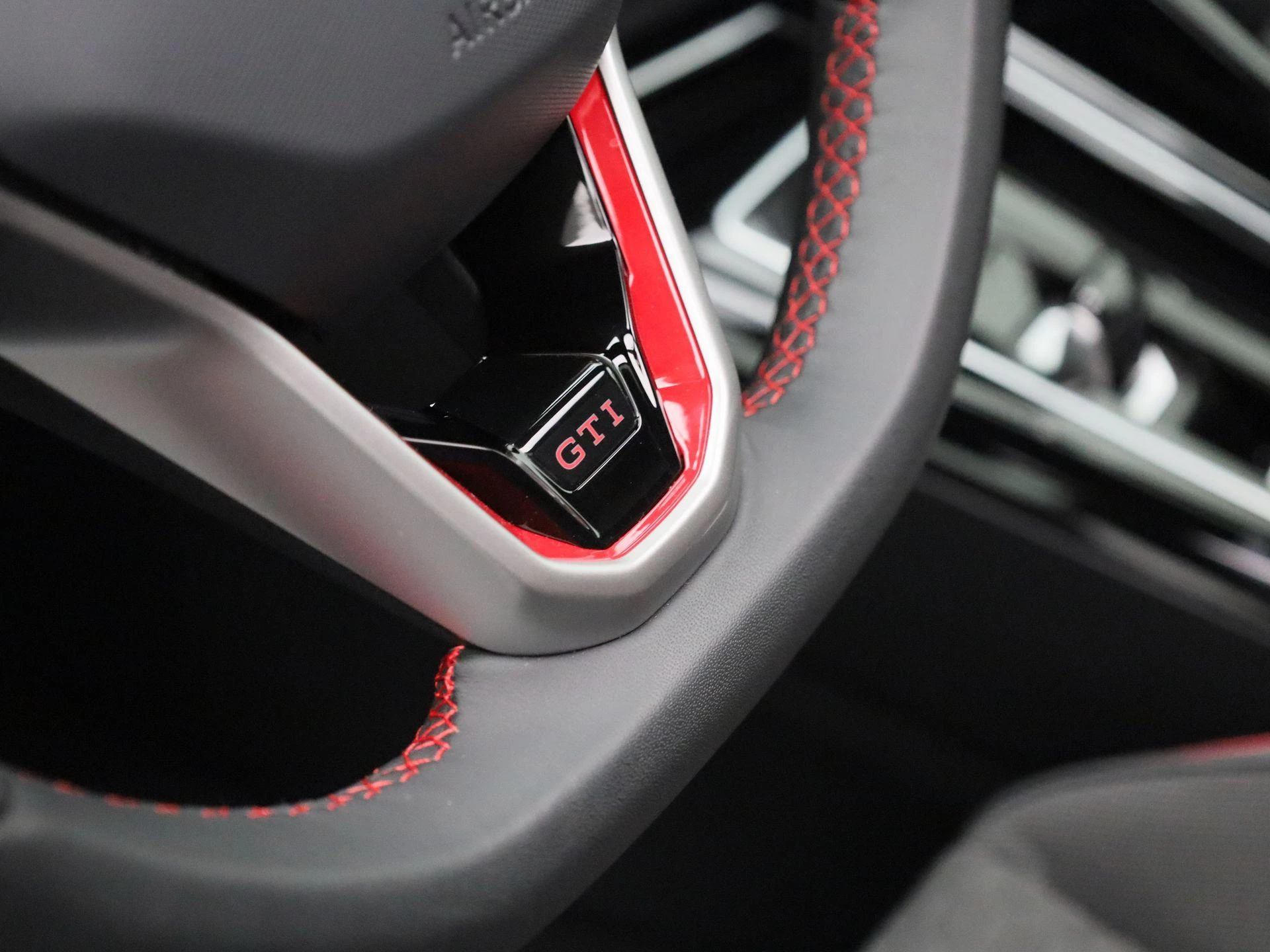 Volkswagen-Golf-image-28