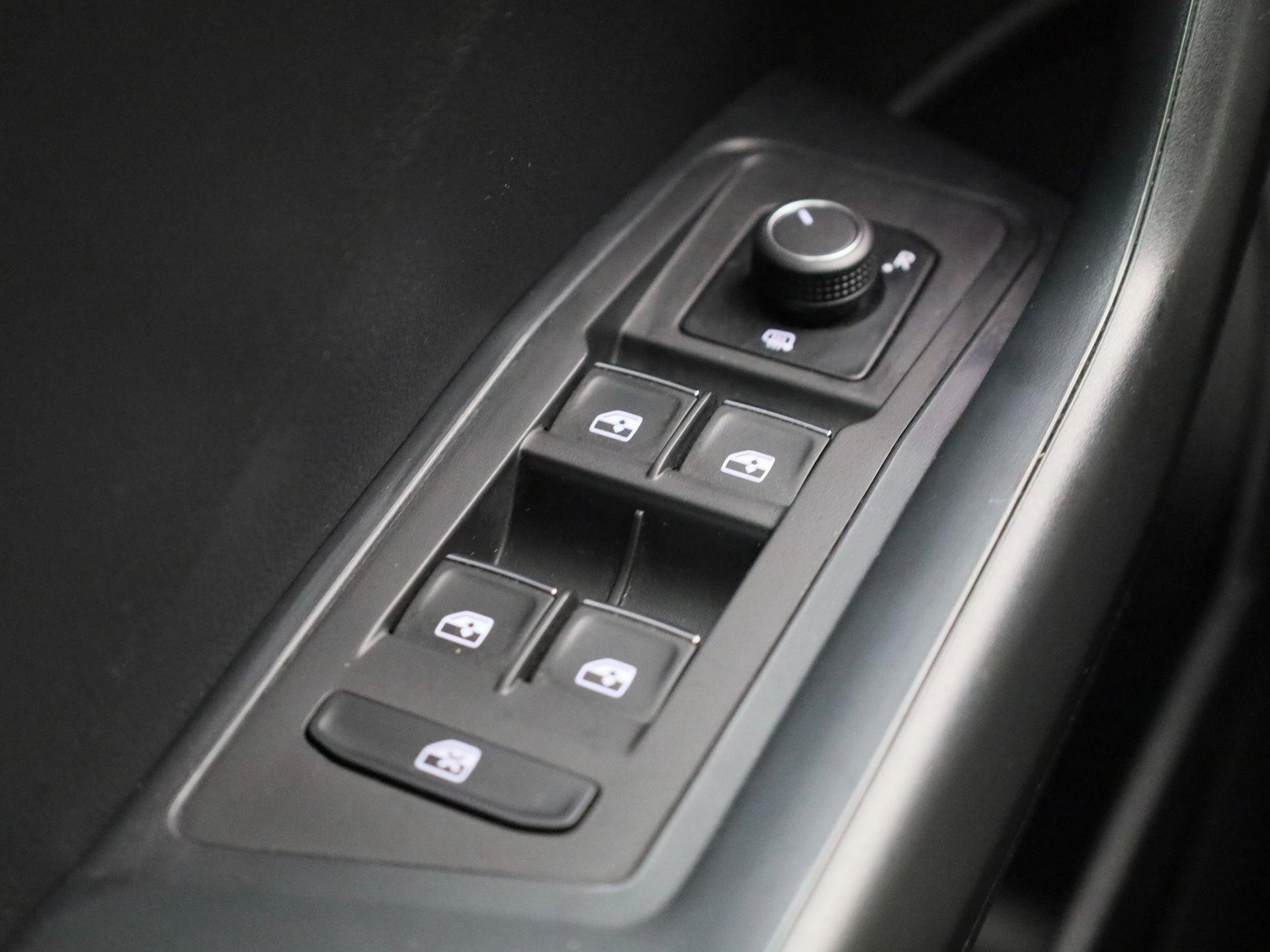 Volkswagen-T-Roc-image-30