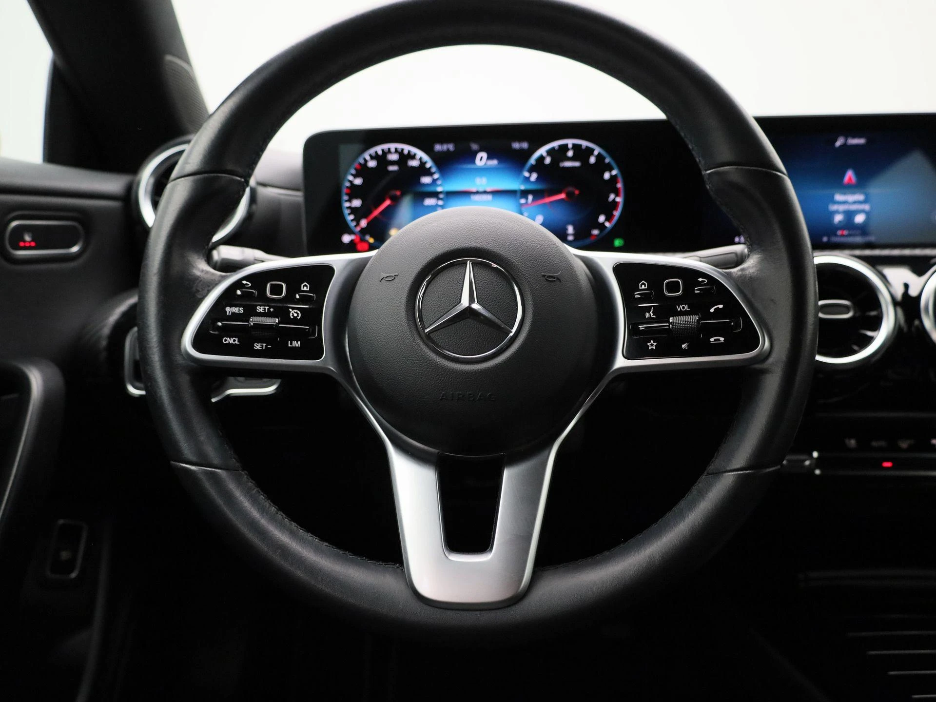 Mercedes-Benz-CLA-image-6