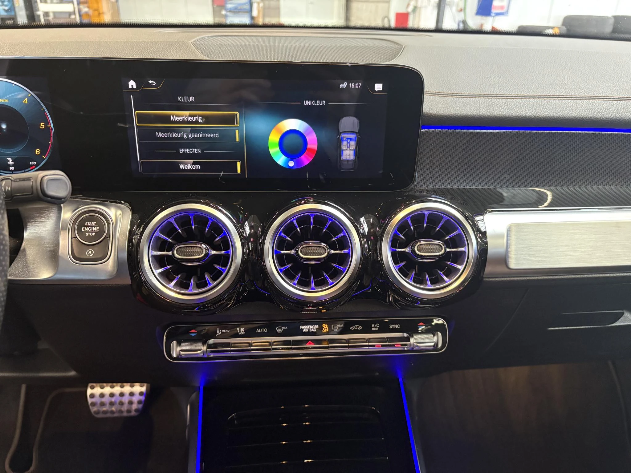 Mercedes-Benz-GLB-image-13