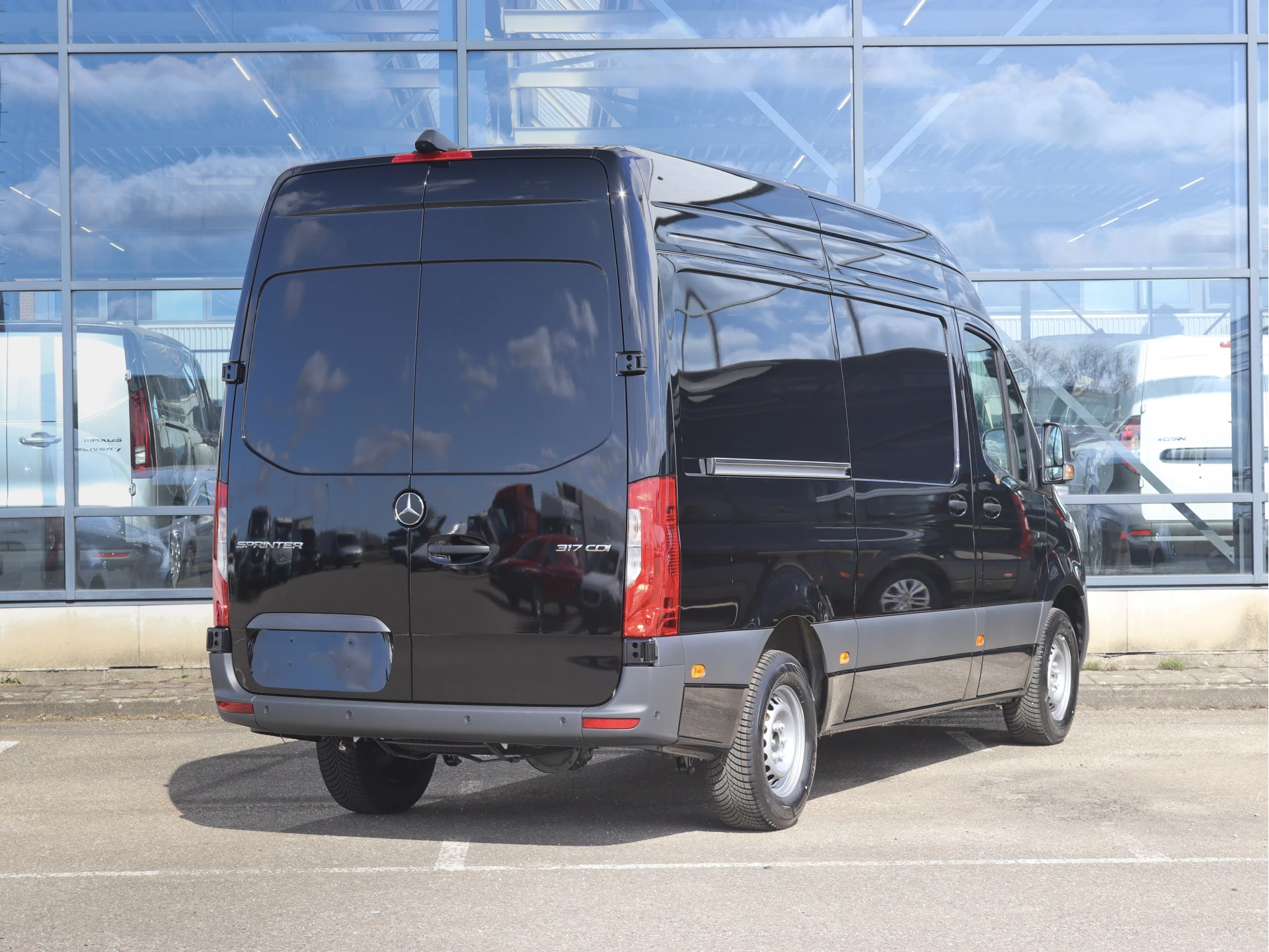 Mercedes-Benz-Sprinter-image-1