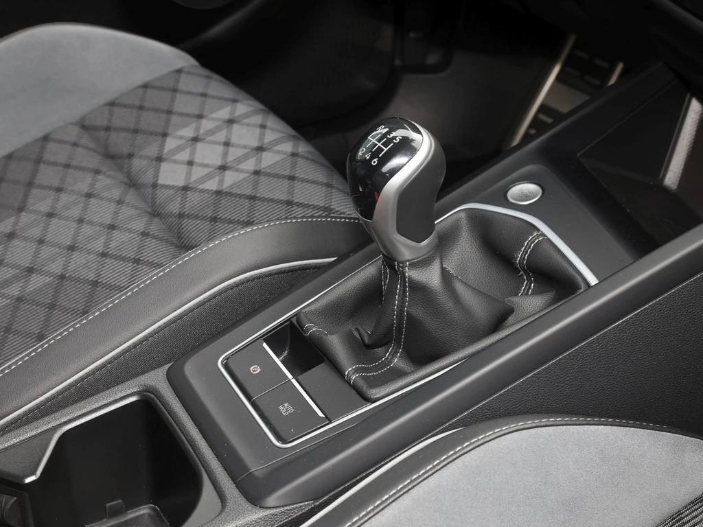 Volkswagen-Golf-image-7