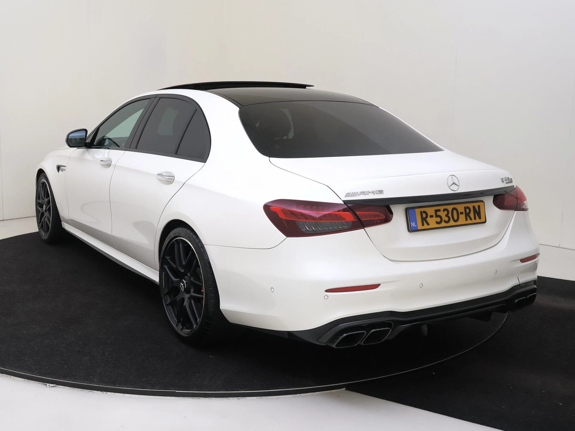 Mercedes-Benz-E-Klasse-image-6