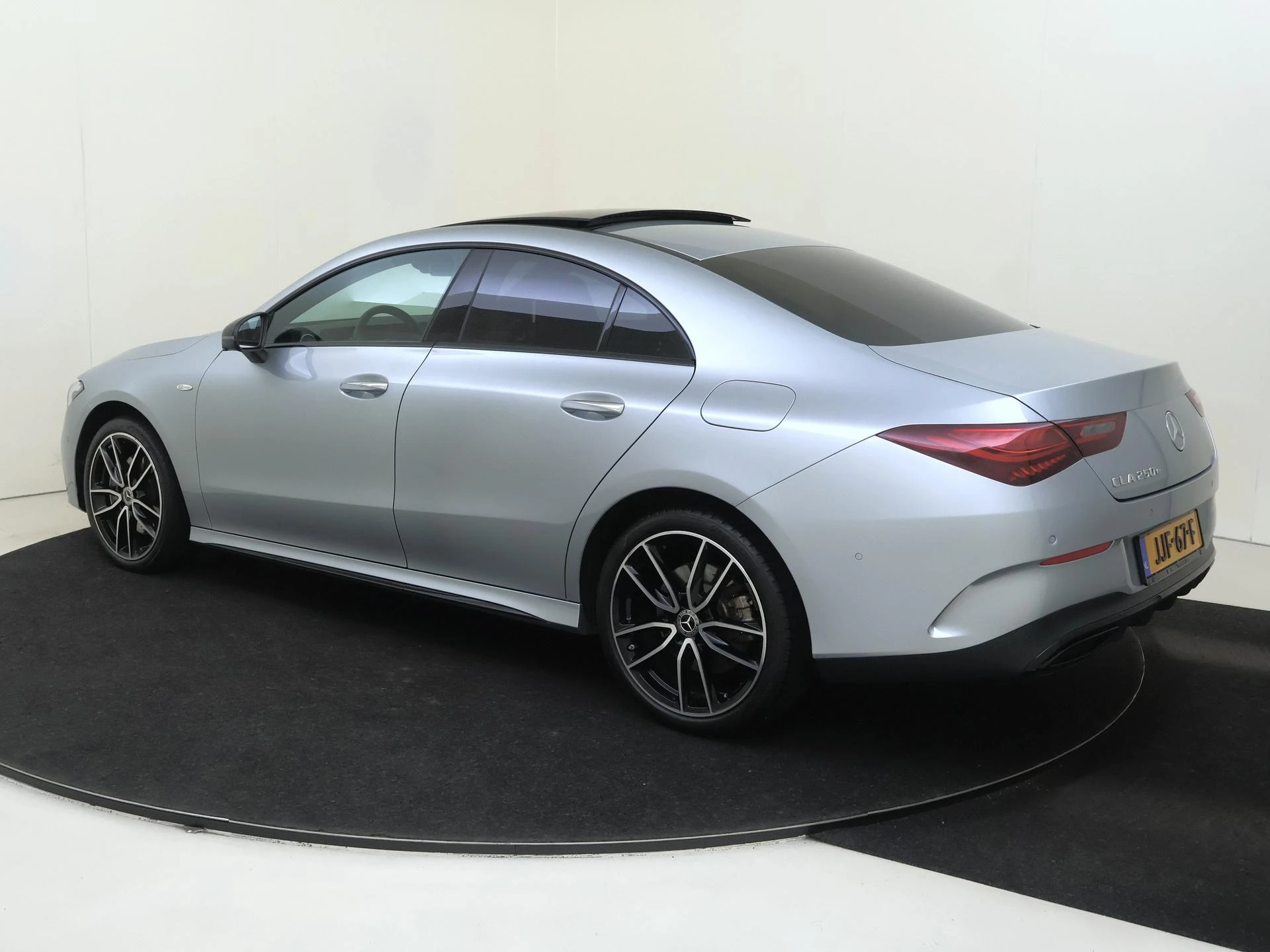 Mercedes-Benz-CLA-image-2