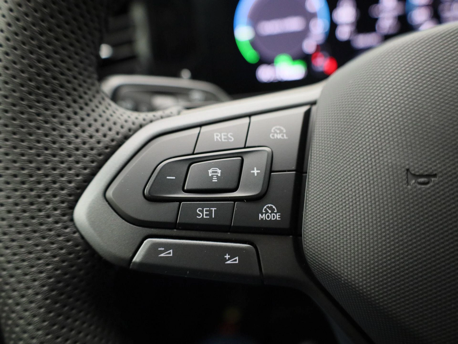 Volkswagen-Tiguan-image-22