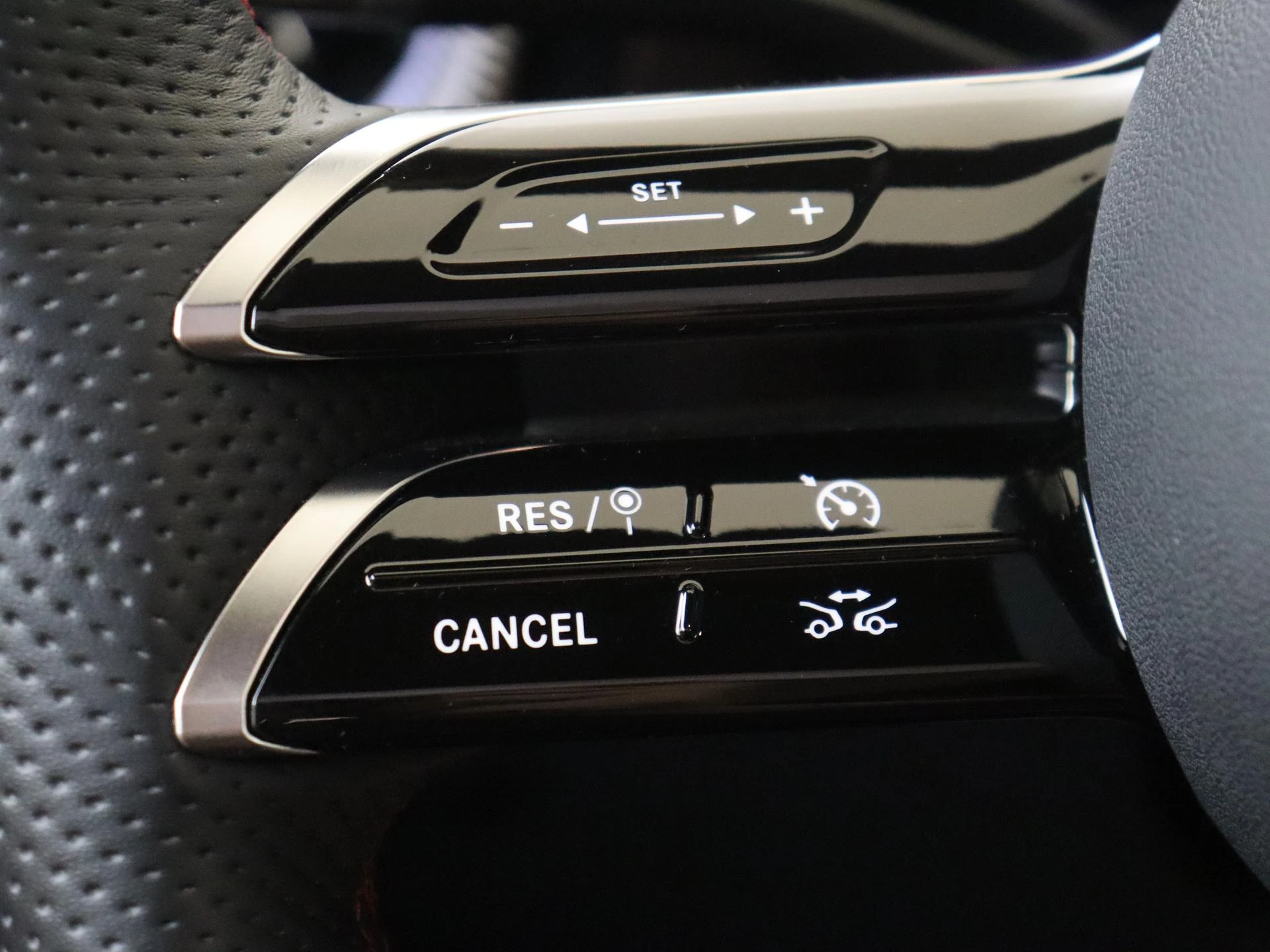 Mercedes-Benz-CLA-image-12