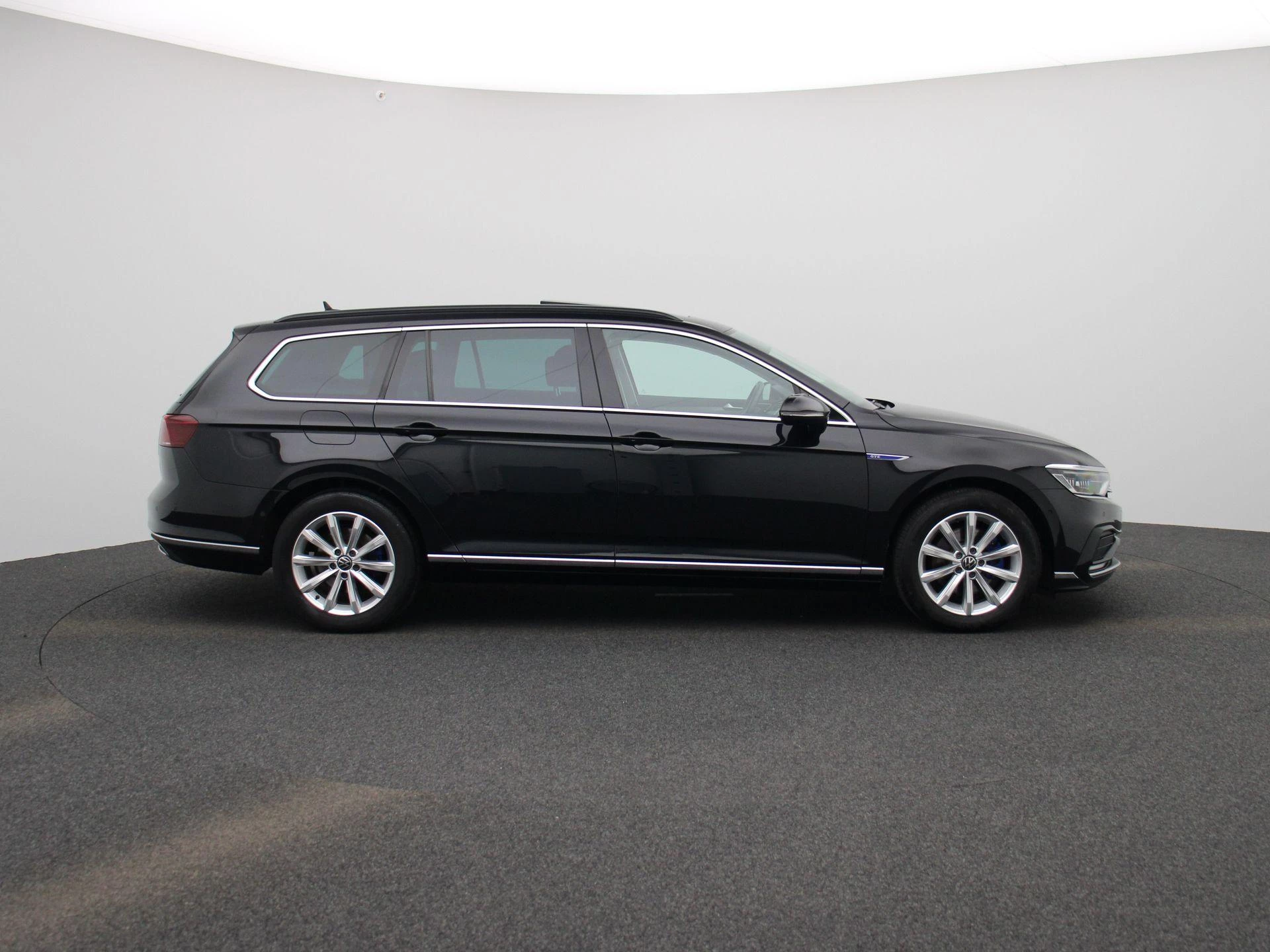 Volkswagen-Passat-image-5
