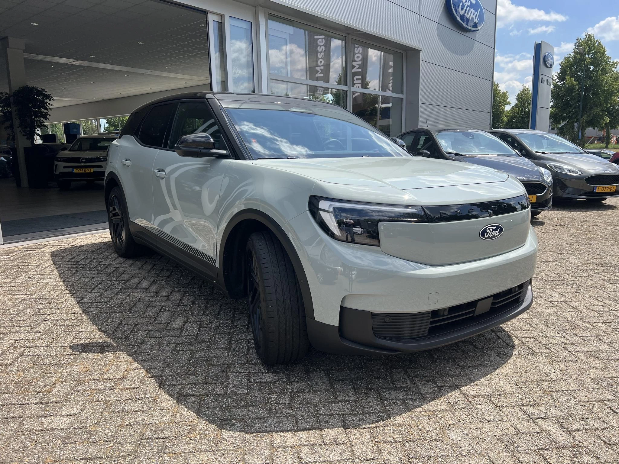Ford Explorer Collection RWD