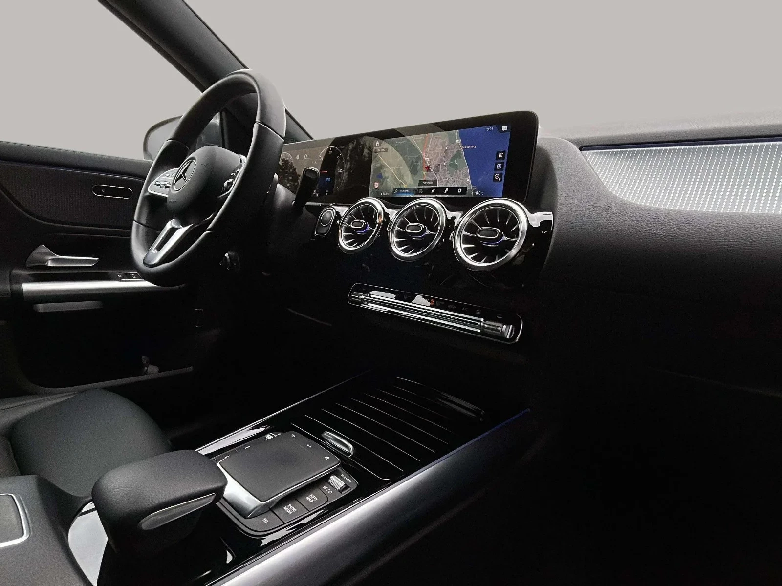 Mercedes-Benz-EQA-image-13