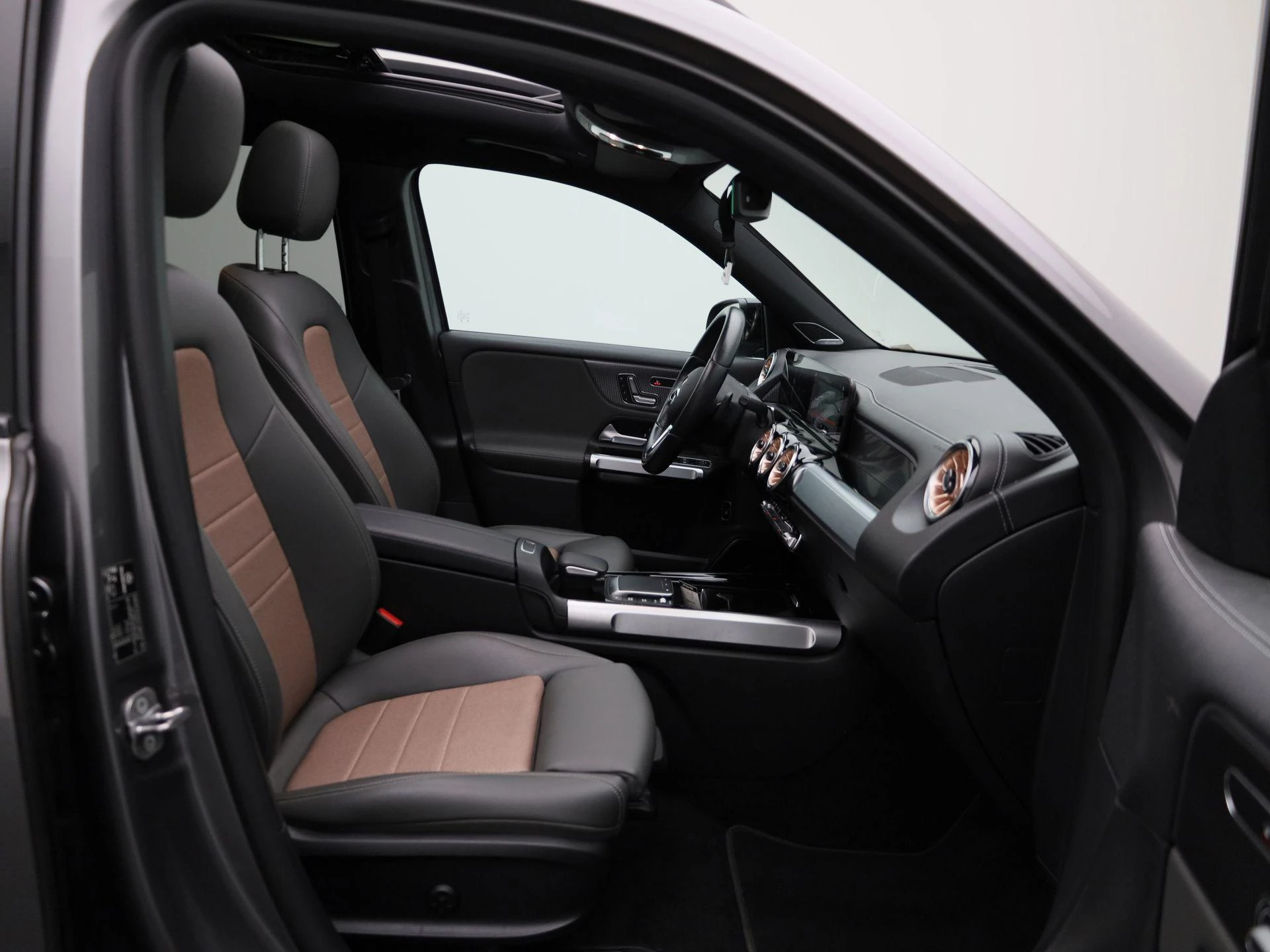 Mercedes-Benz-EQB-image-41