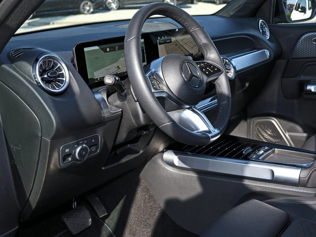 Mercedes-Benz-GLB 200 d-image-9