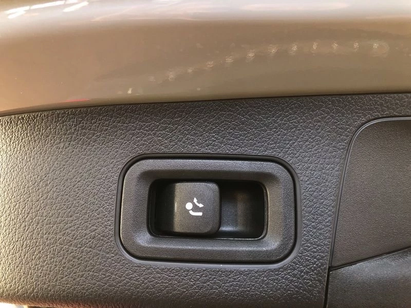 Mercedes-Benz-GLA 200 d-image-21