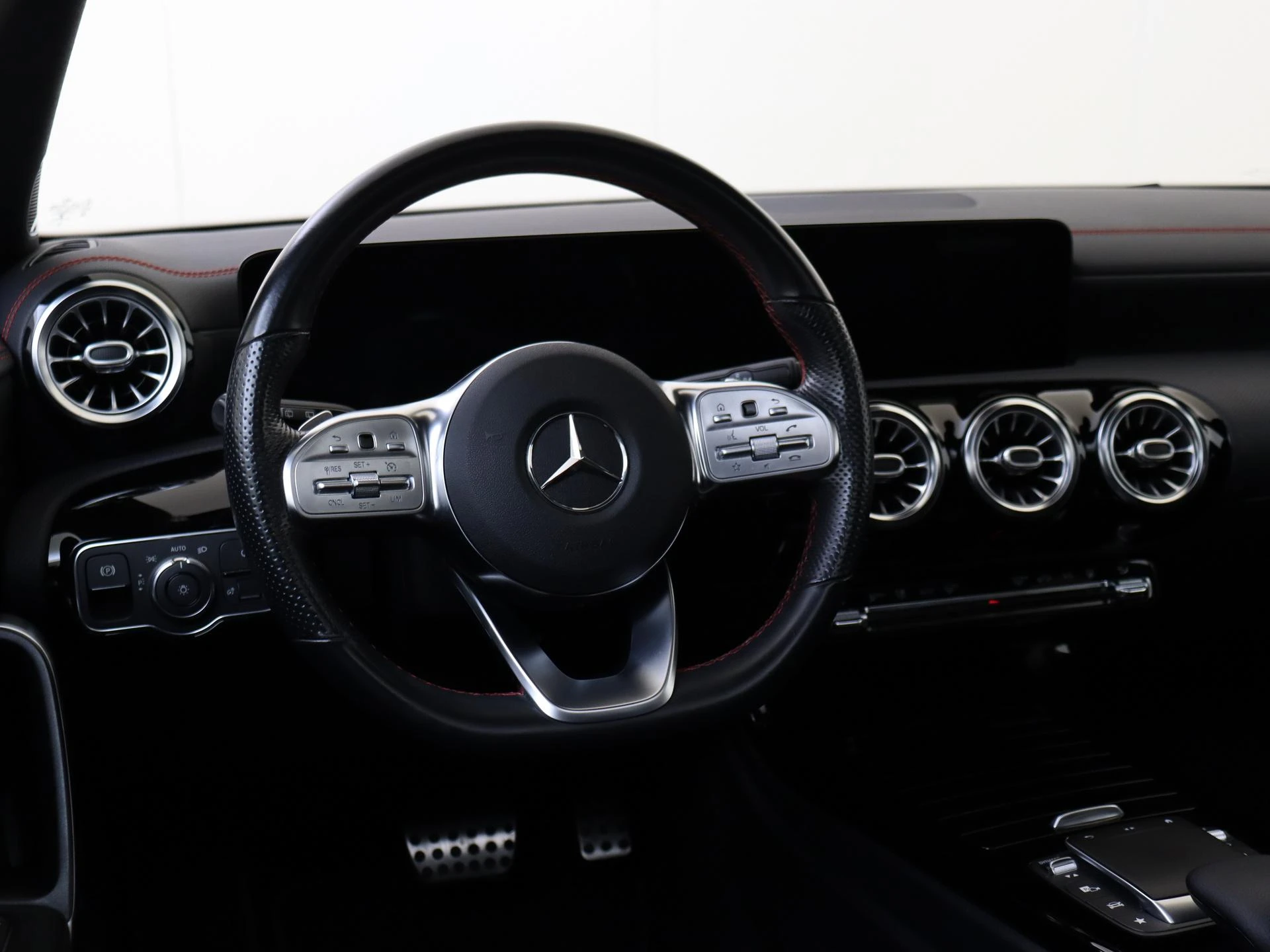 Mercedes-Benz-CLA-image-9