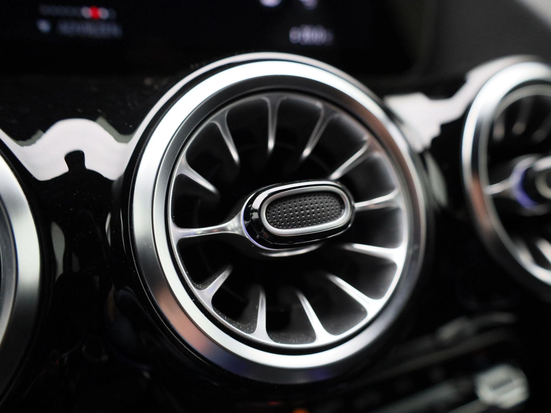 Mercedes-Benz-EQA-image-32