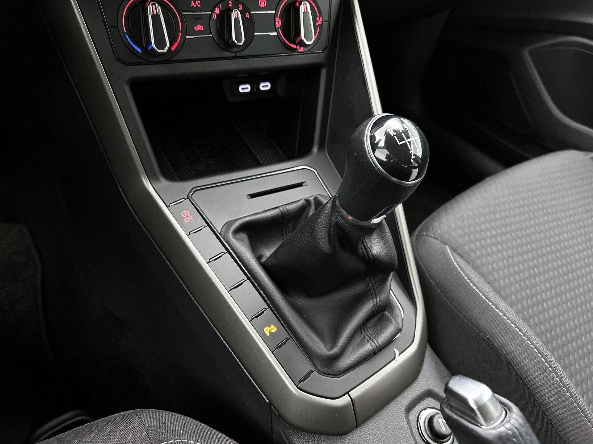 Volkswagen-Polo-image-27