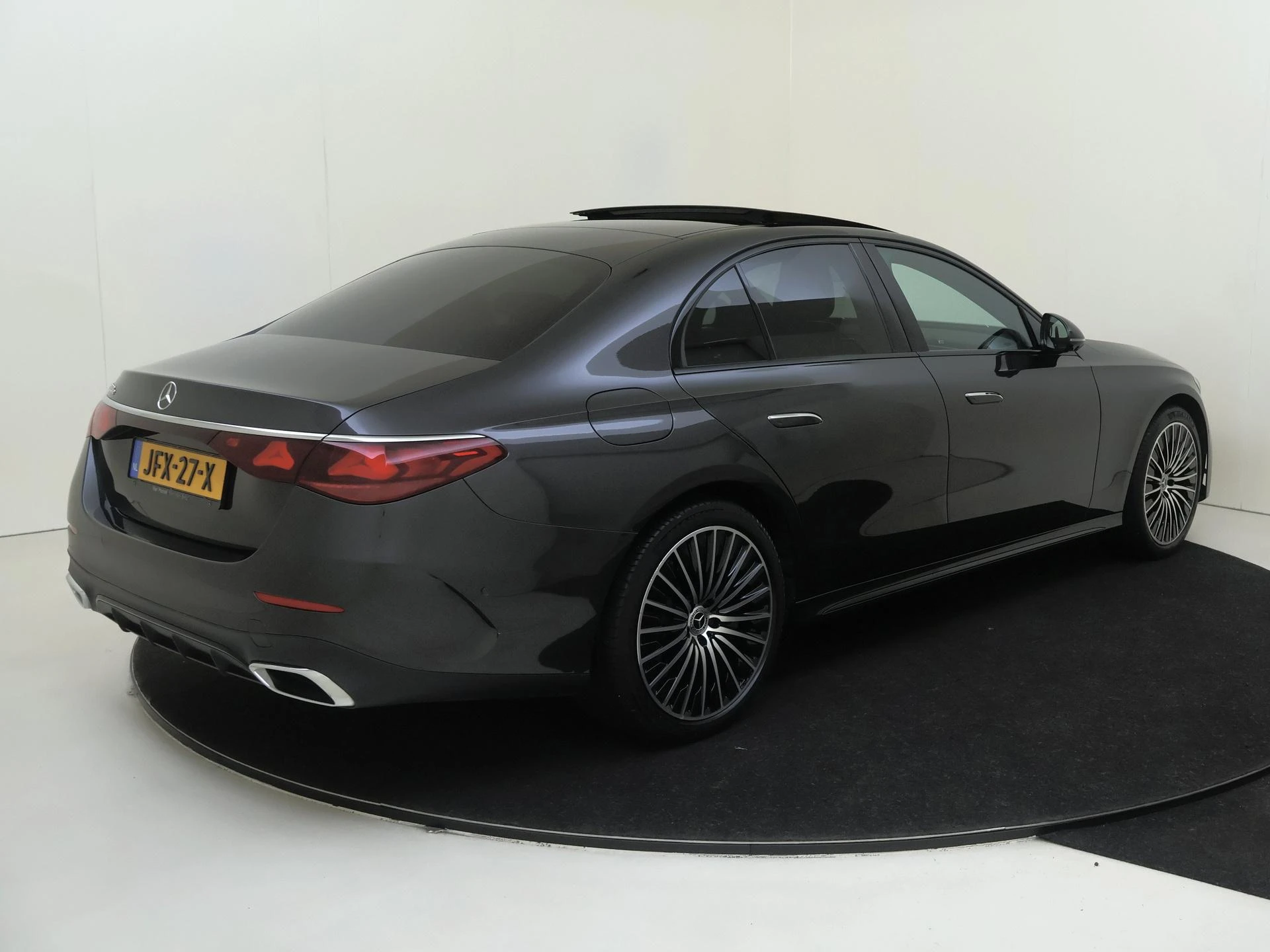 Mercedes-Benz-E-Klasse-image-3