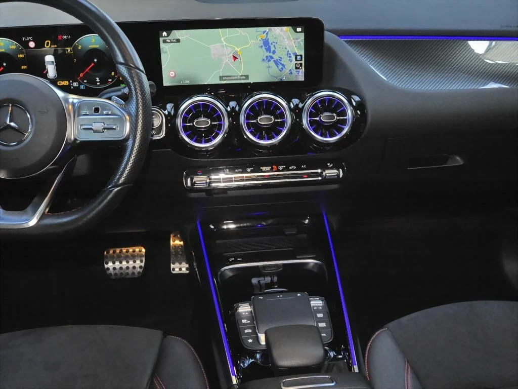 Mercedes-Benz-GLA 200 d-image-10