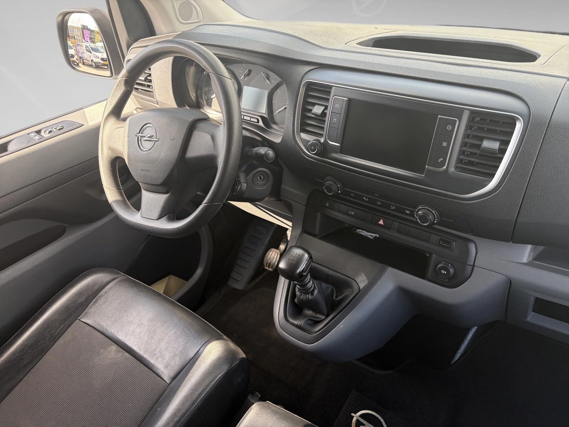 Opel-Vivaro-image-7