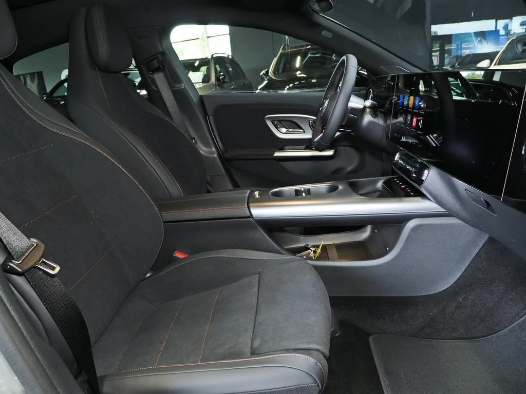 Mercedes-Benz-CLA 200-image-12