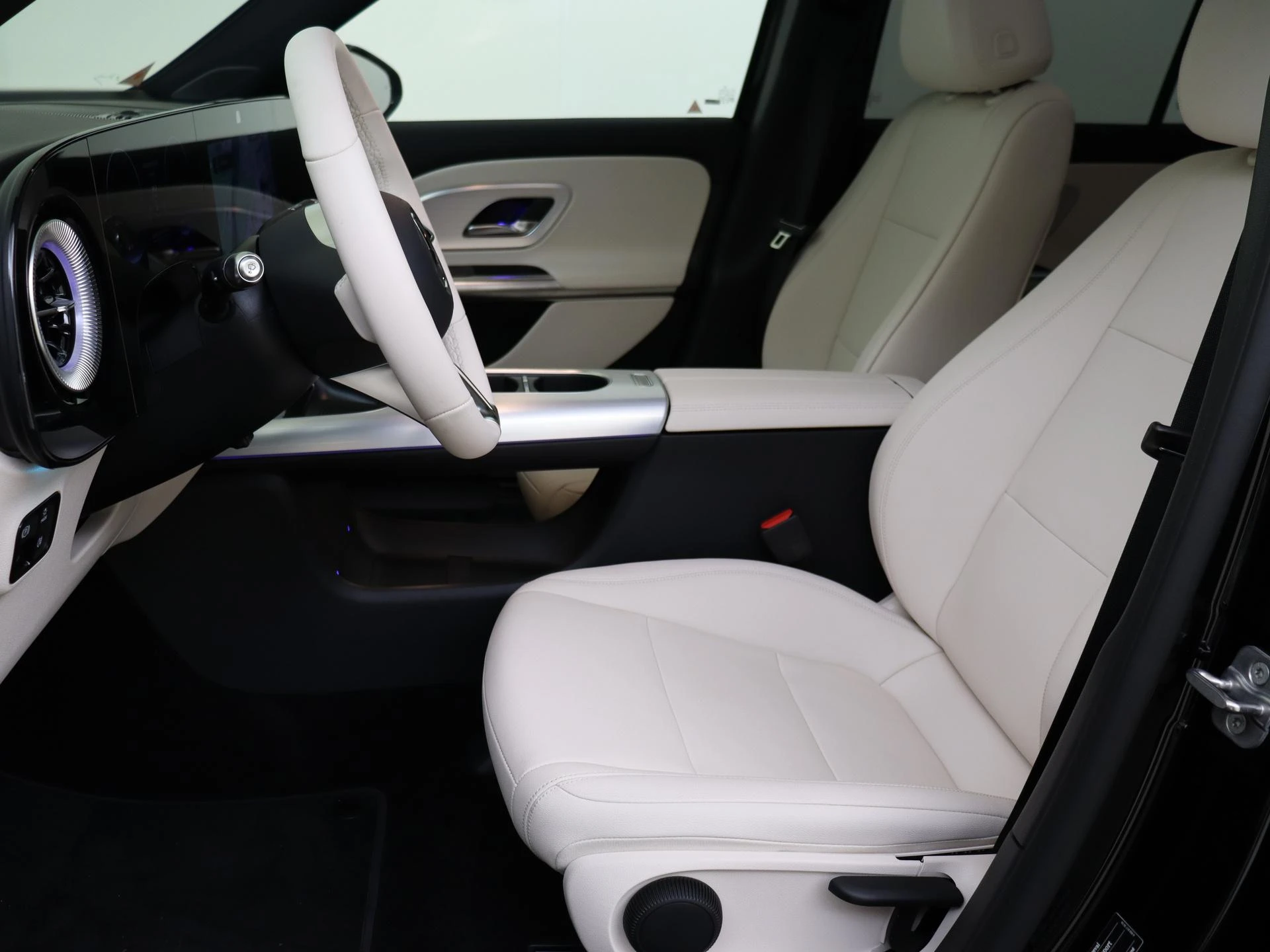 Mercedes-Benz-GLB-image-14